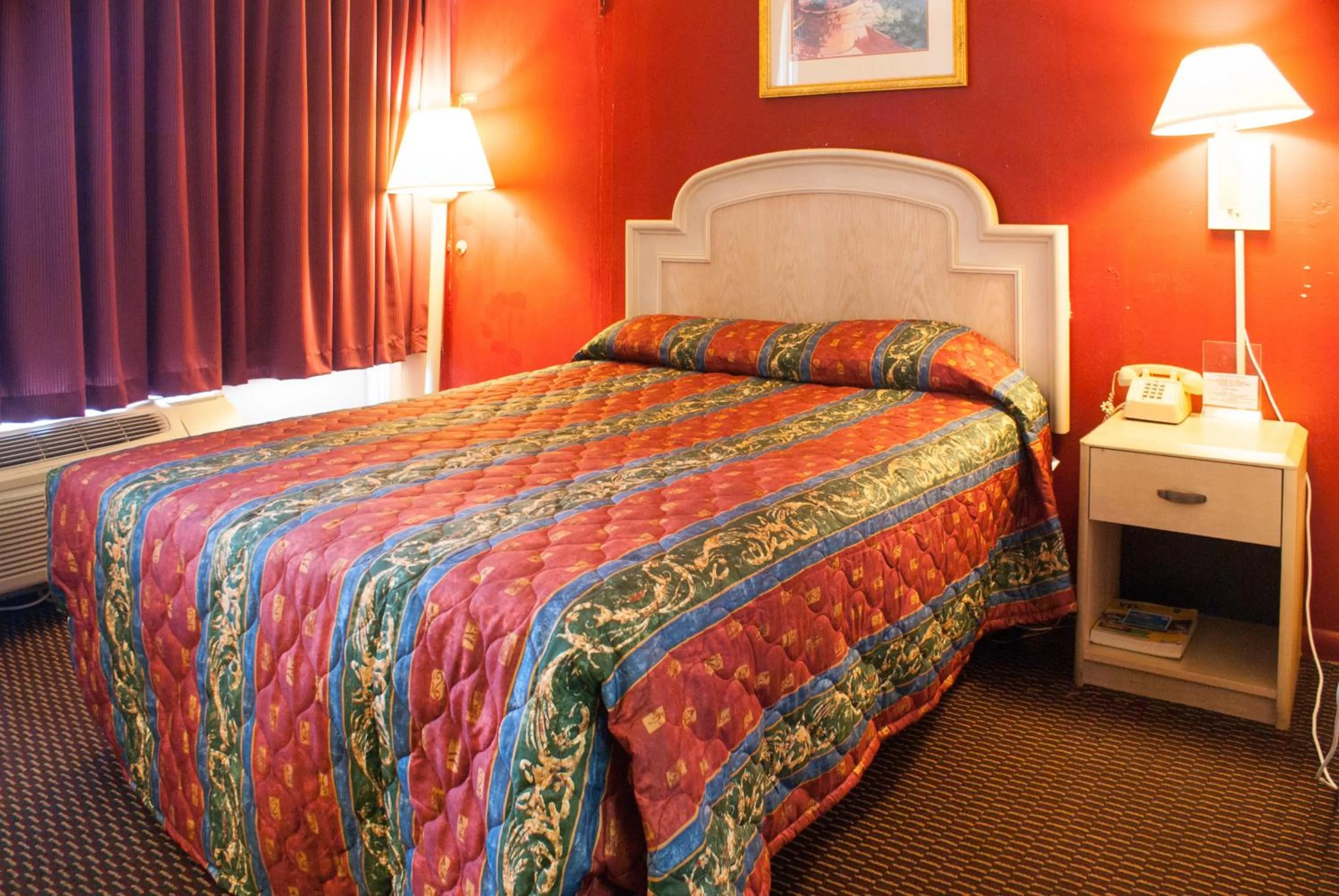 Bed in Scottish Inn Downtown Jacksonville