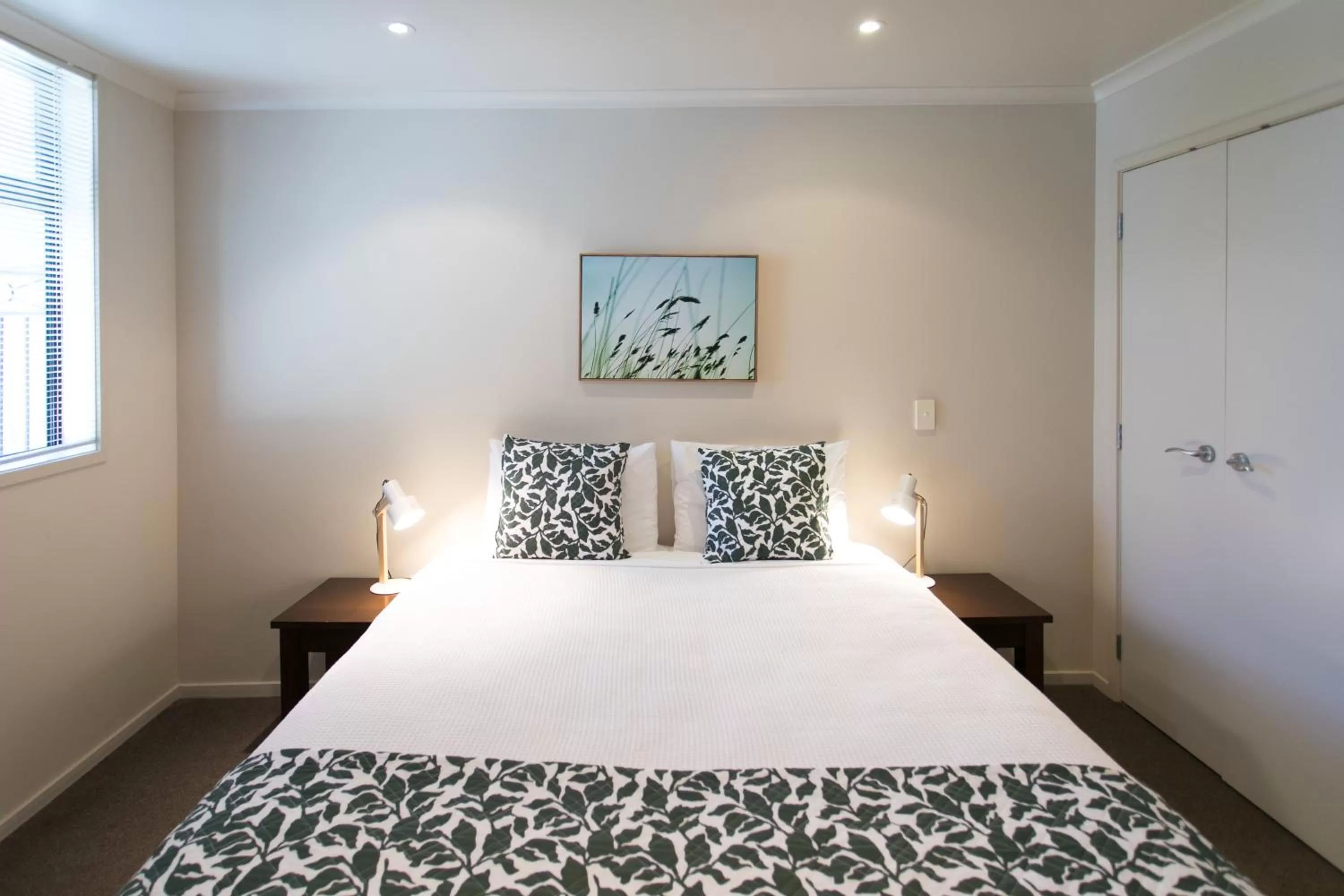 Bed in Alpine Lake Motel