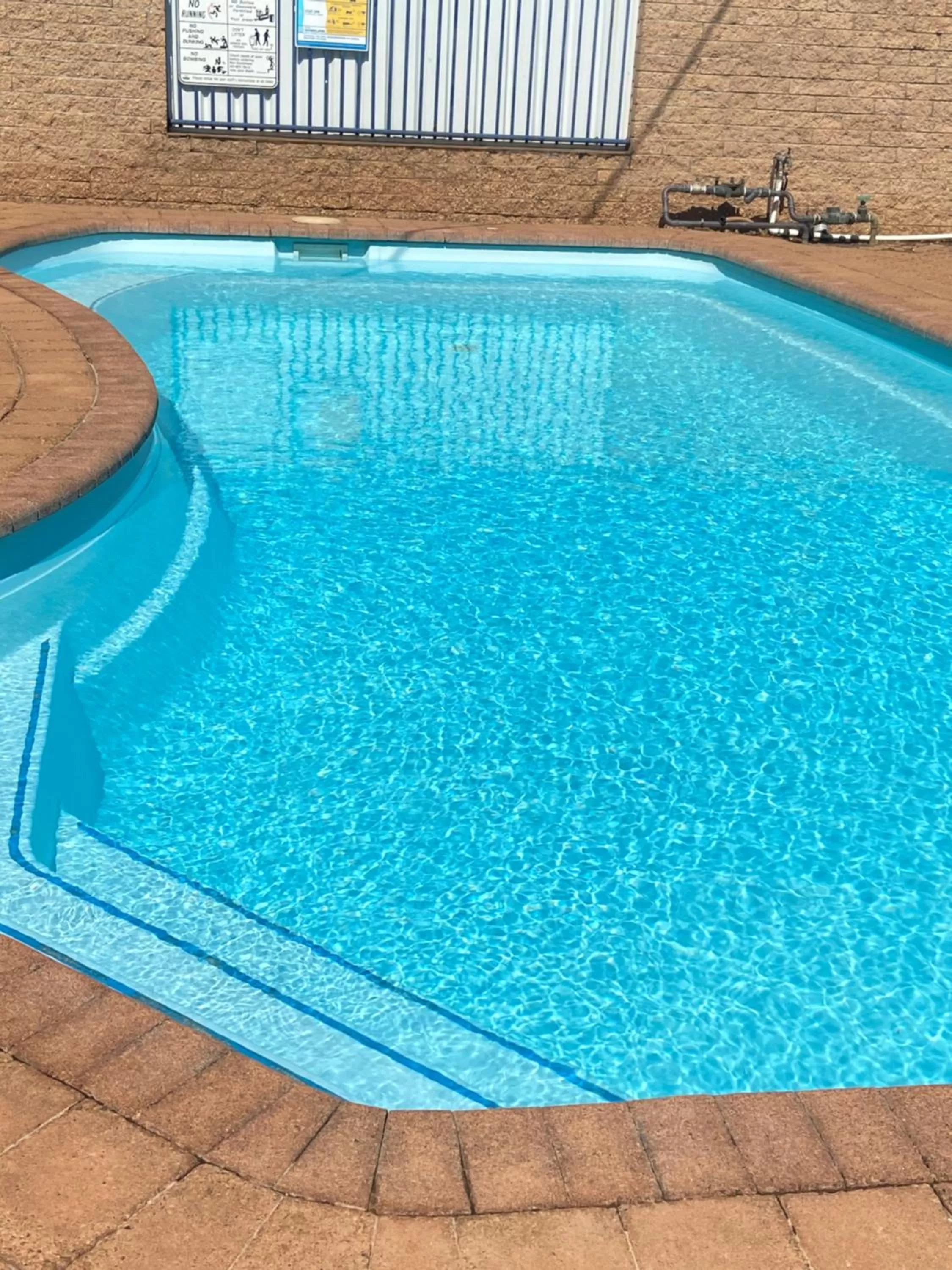 Swimming pool in All Seasons Motor Lodge