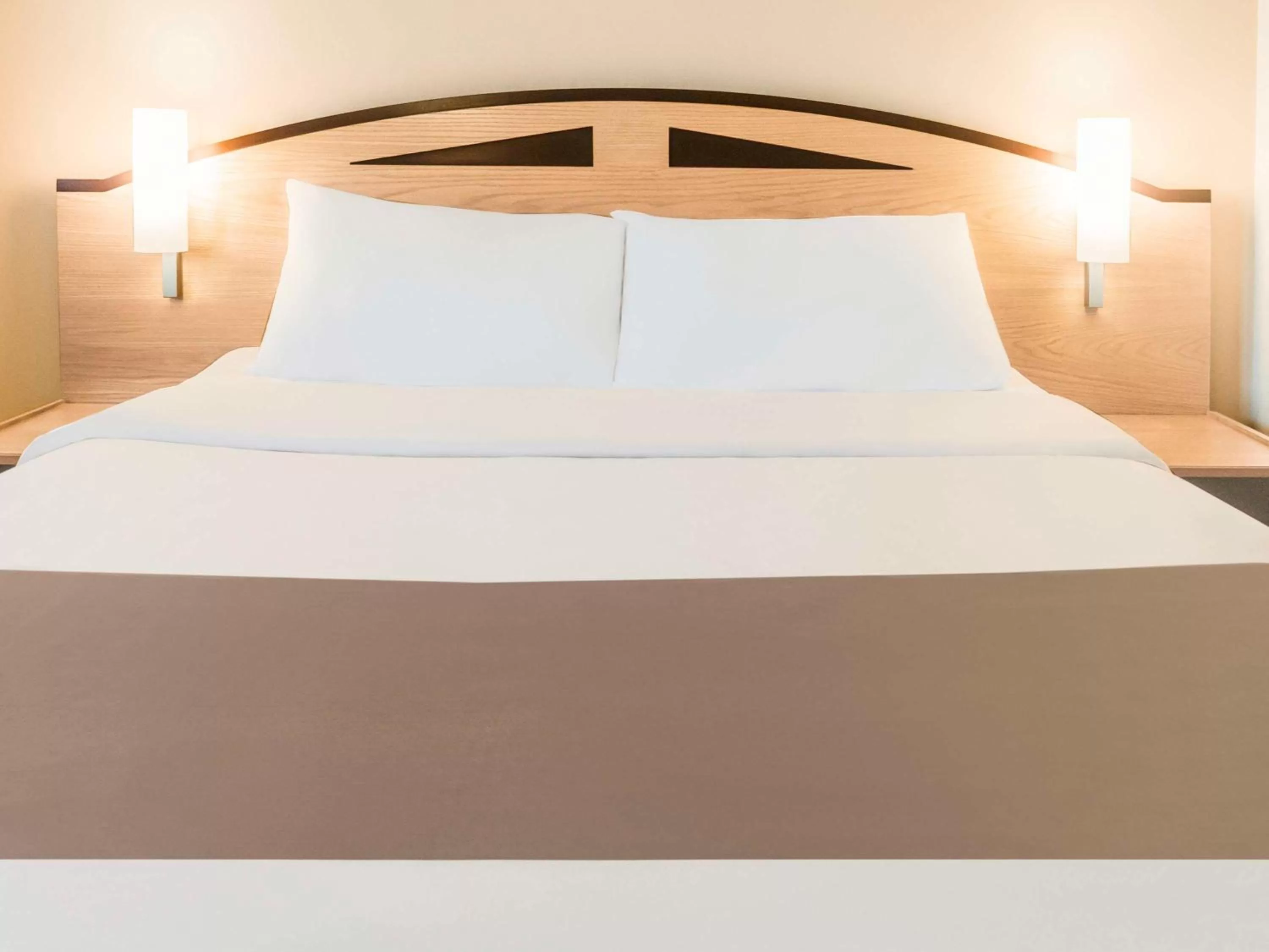 Bedroom in ibis Lincoln