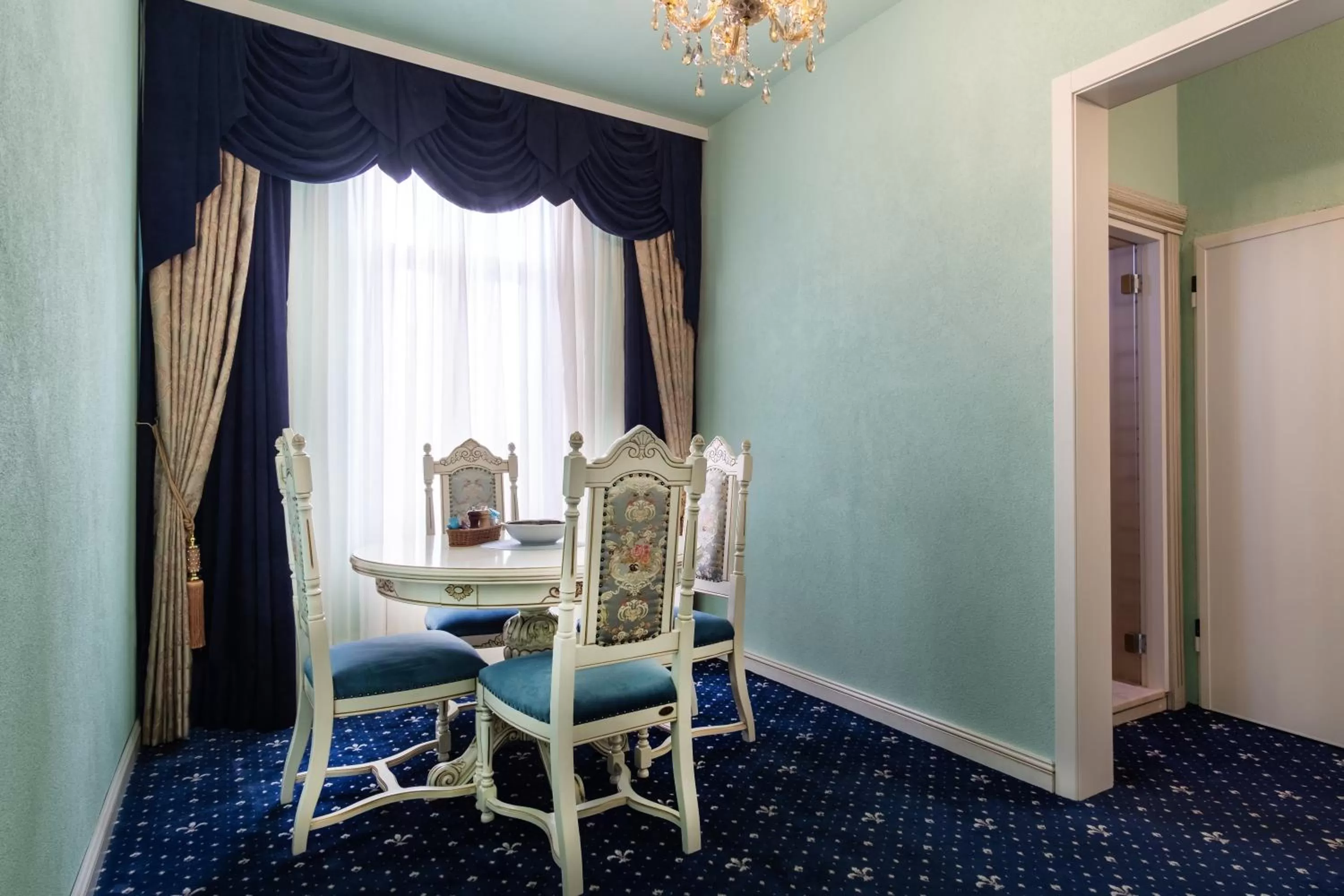 Dining area in JMR Royal -Luxury Rooms & Private Sauna