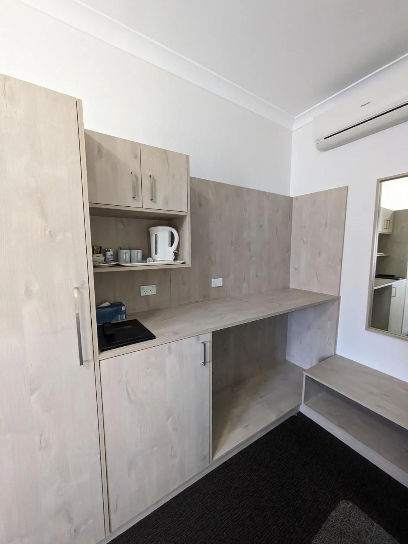 Coffee/tea facilities, Bed in Country Lodge Motor Inn