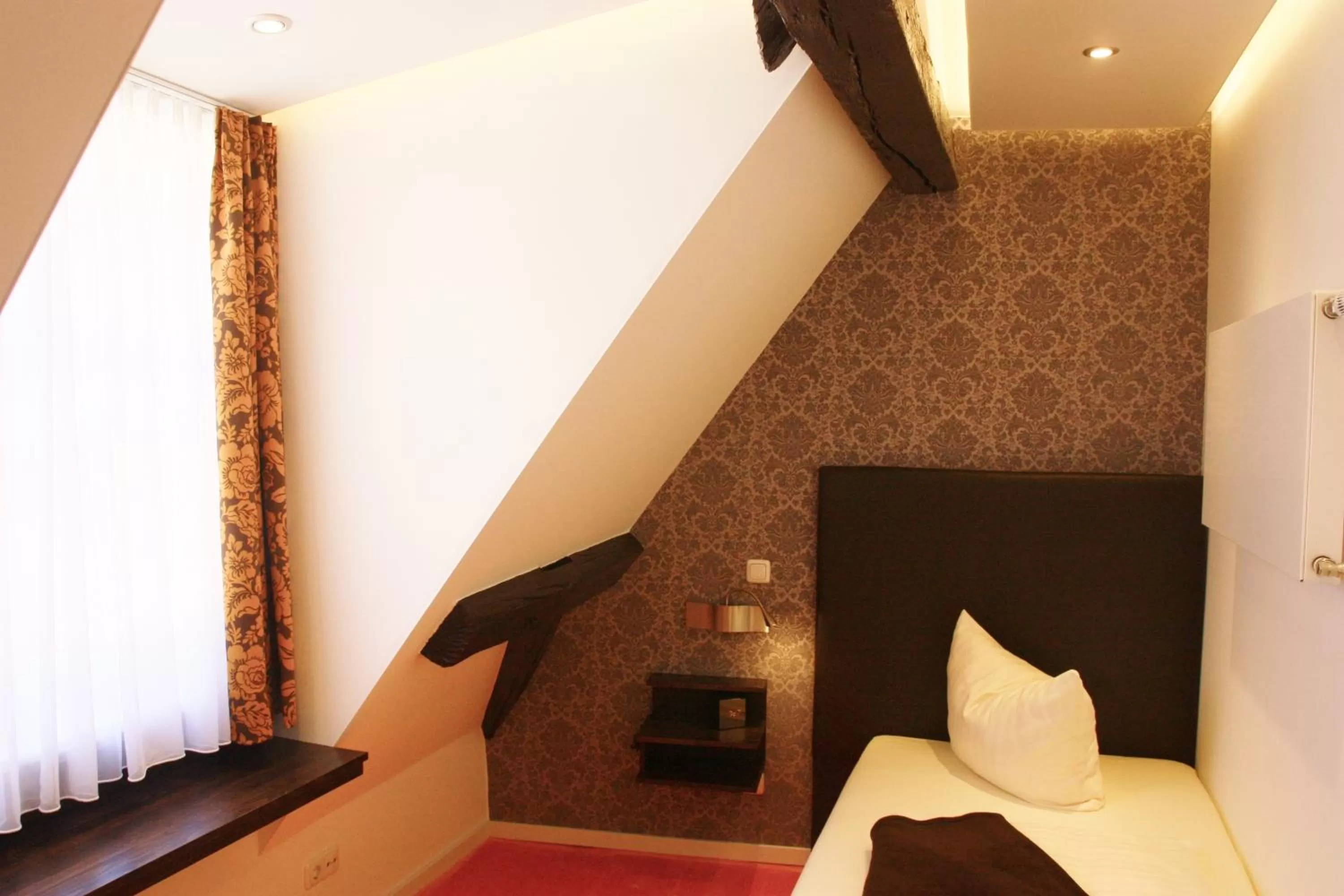 Bathroom, Bed in Hotel am Schloss