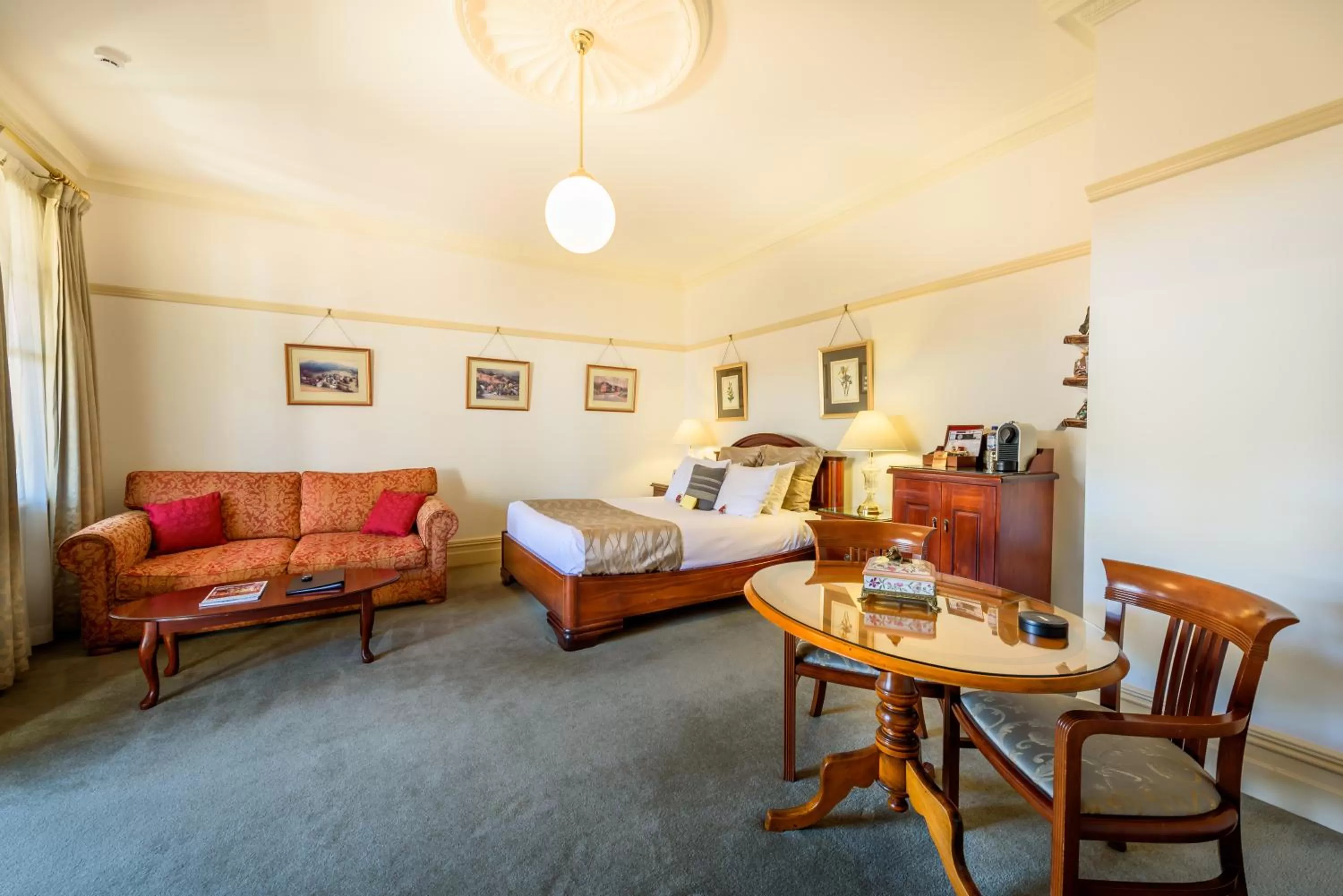 Photo of the whole room, Bed in Cobb & Co Court Boutique Hotel