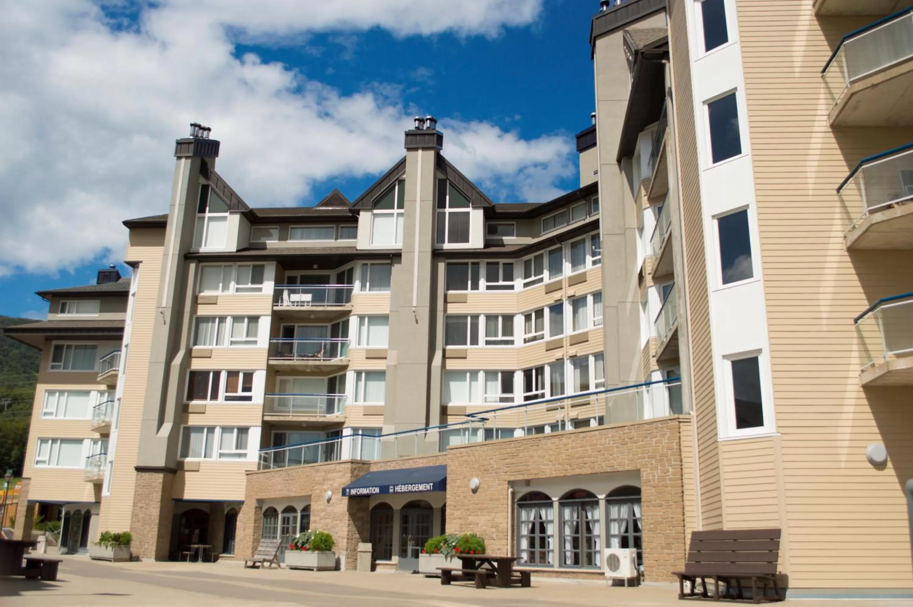 Facade/entrance in Hébergement Mont-Ste-Anne Condos
