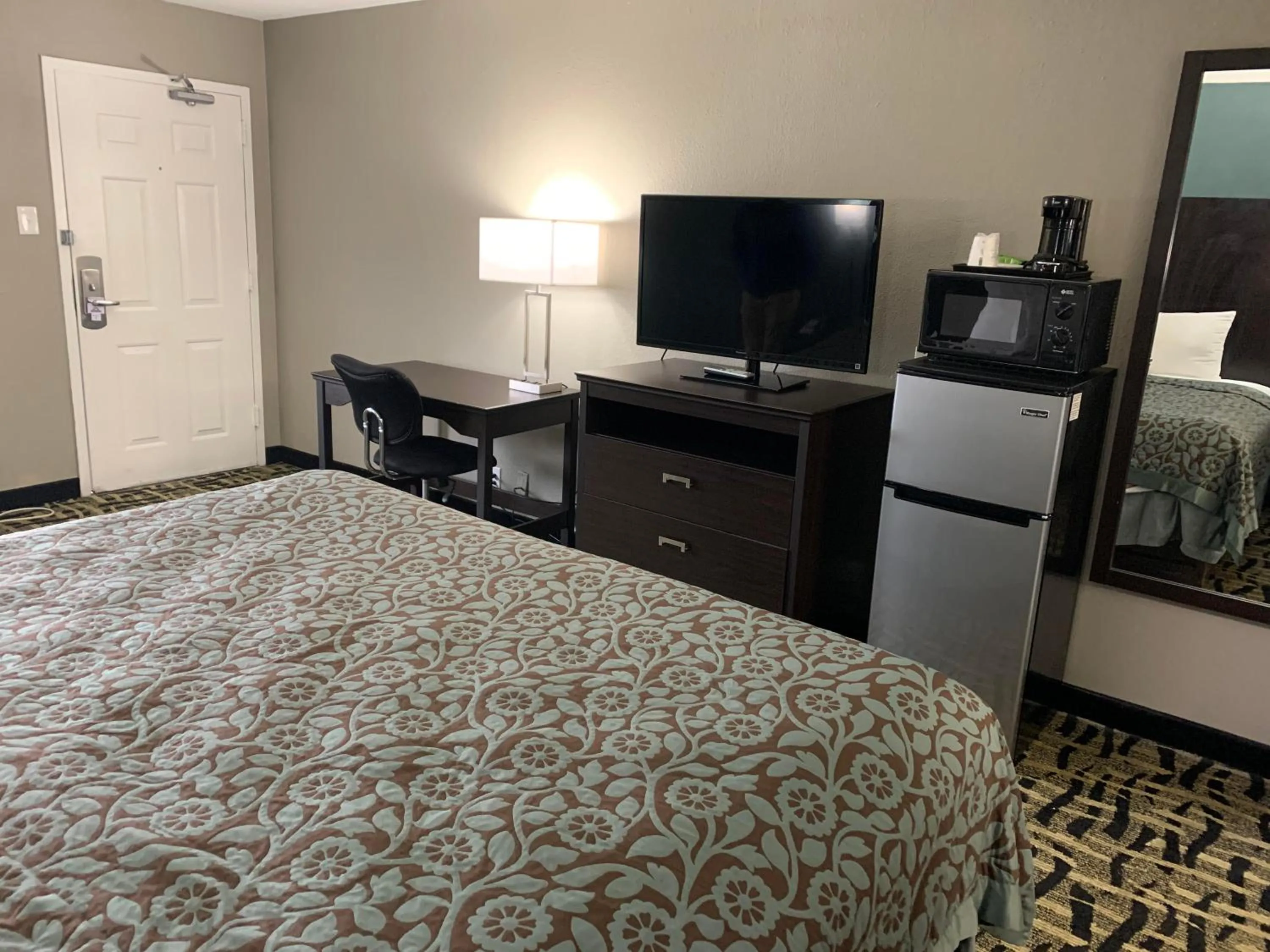 TV/Entertainment Center in Days Inn & Suites by Wyndham Collierville Germantown Area