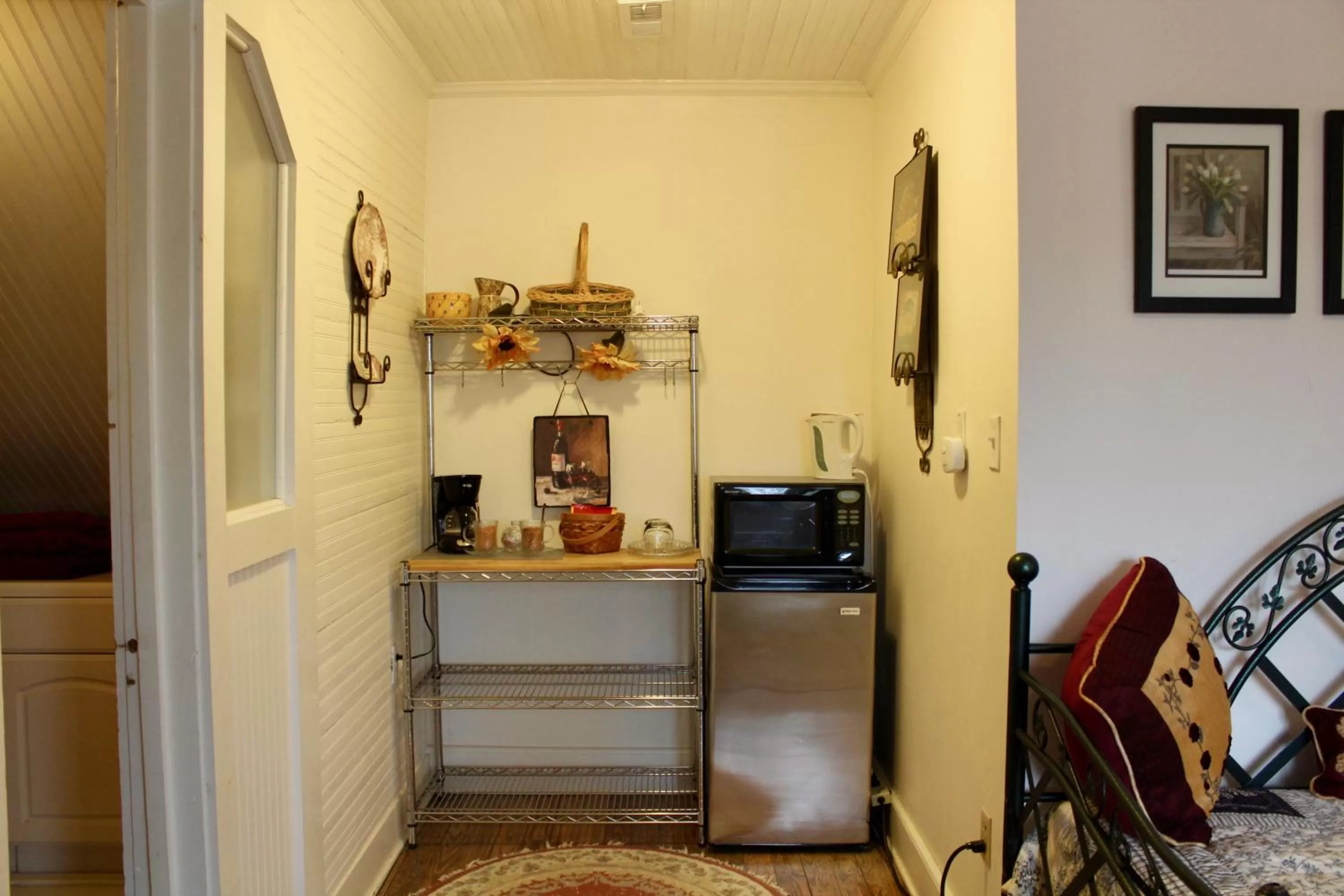 Coffee/tea facilities in Oakland Cottage Bed and Breakfast