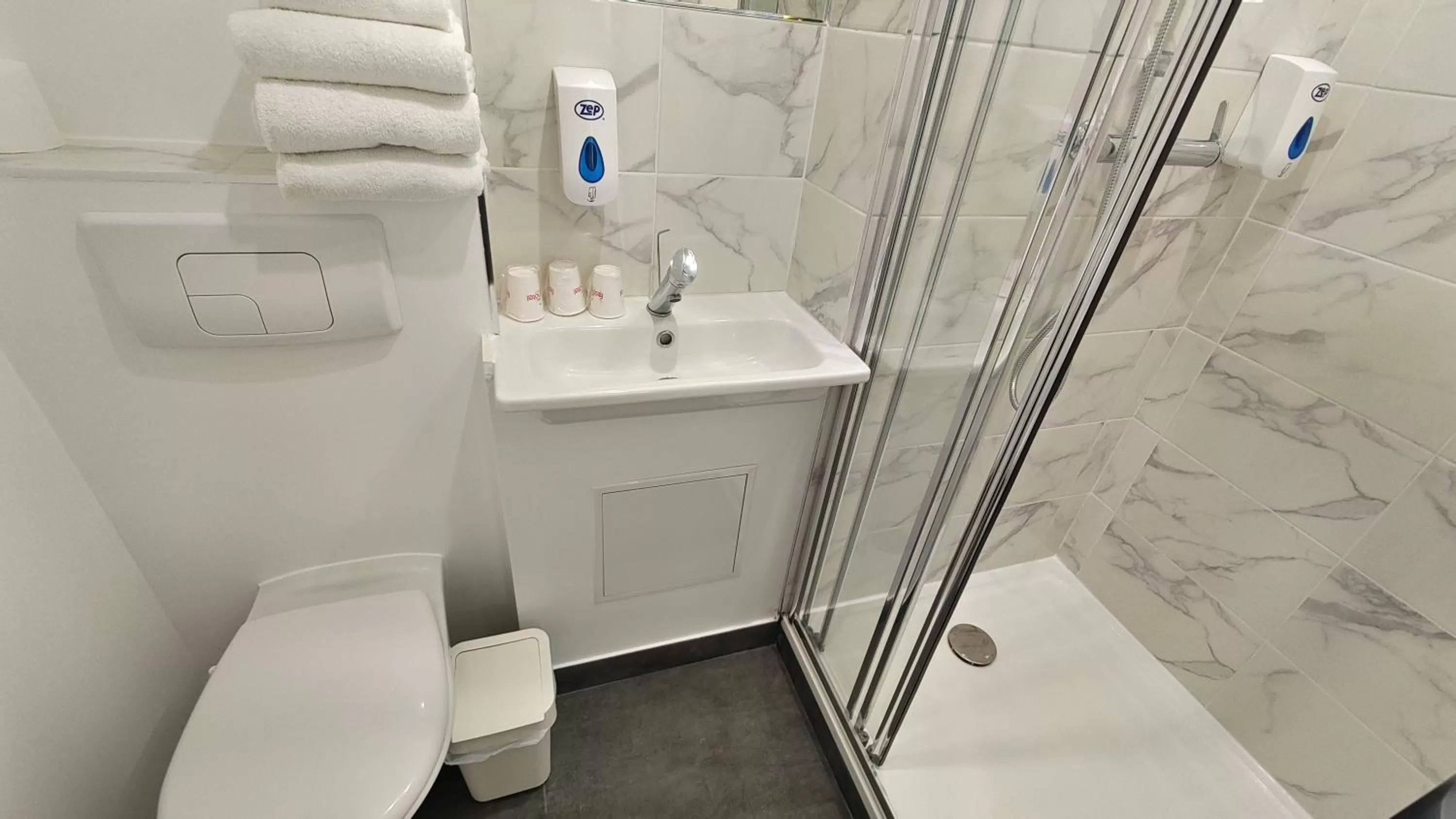 Shower in Fasthotel Well Inn Mâcon sud - un hôtel FH Confort