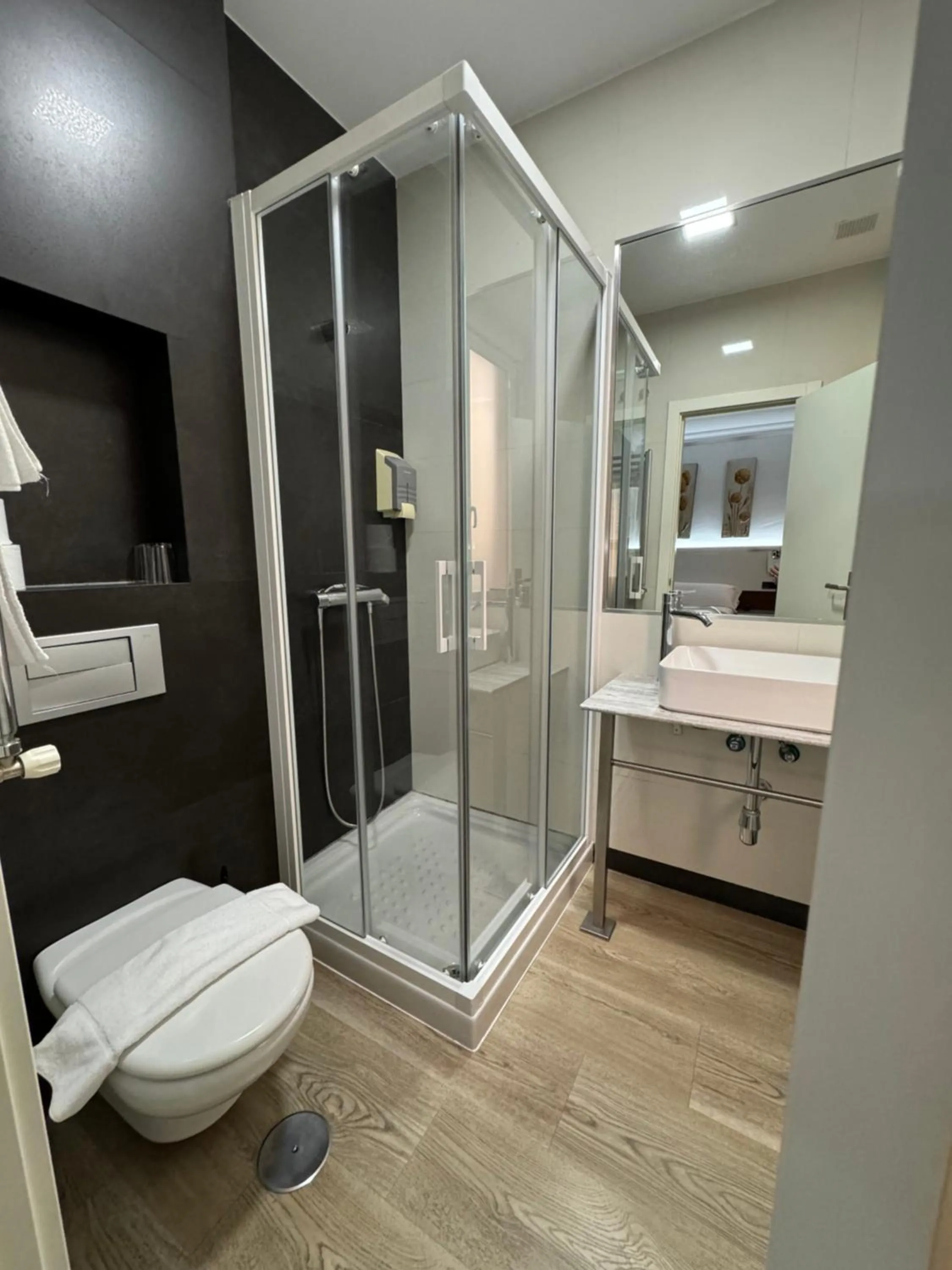 Shower in Hostal Abadia Madrid