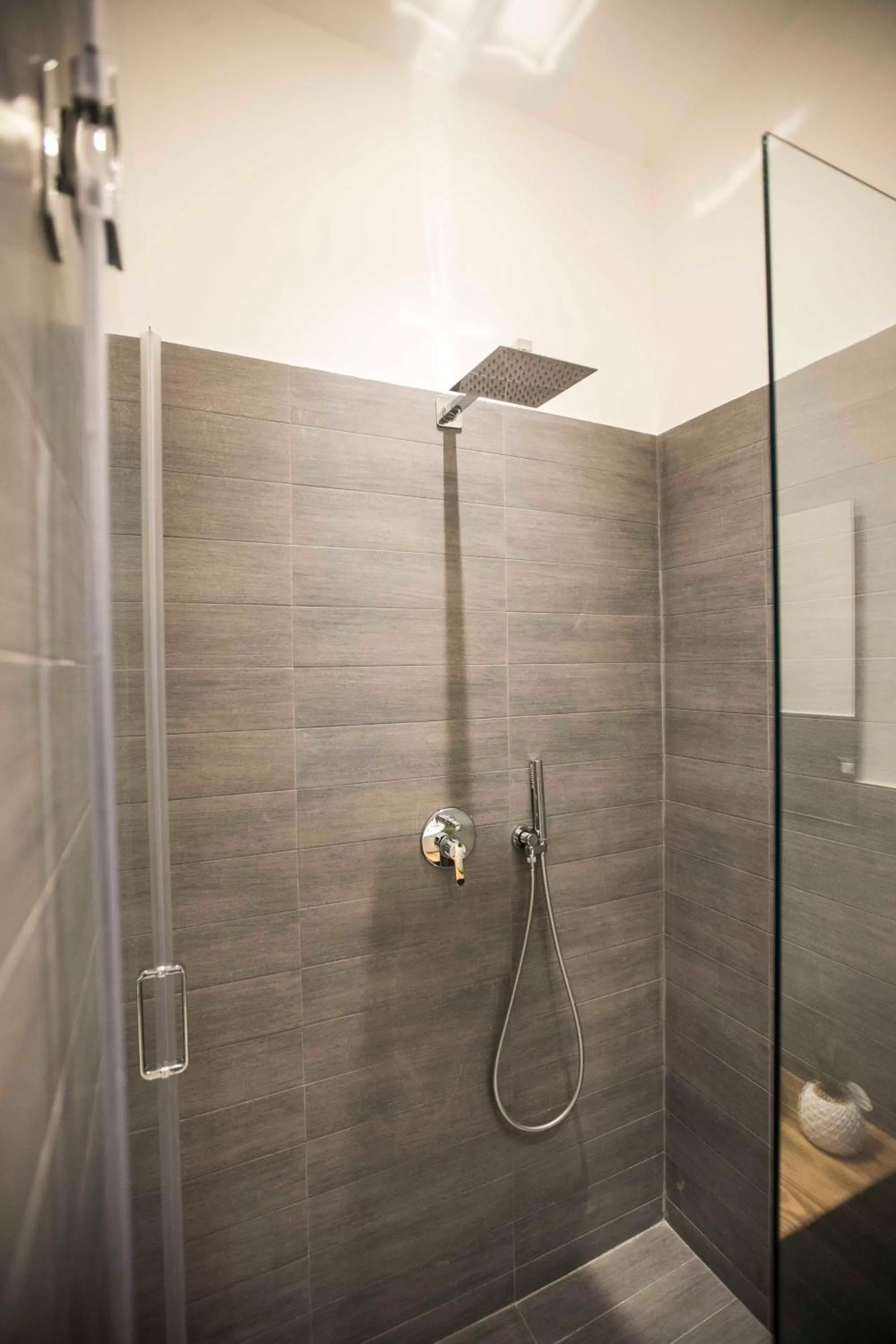 Shower in GB Central Station Napoli