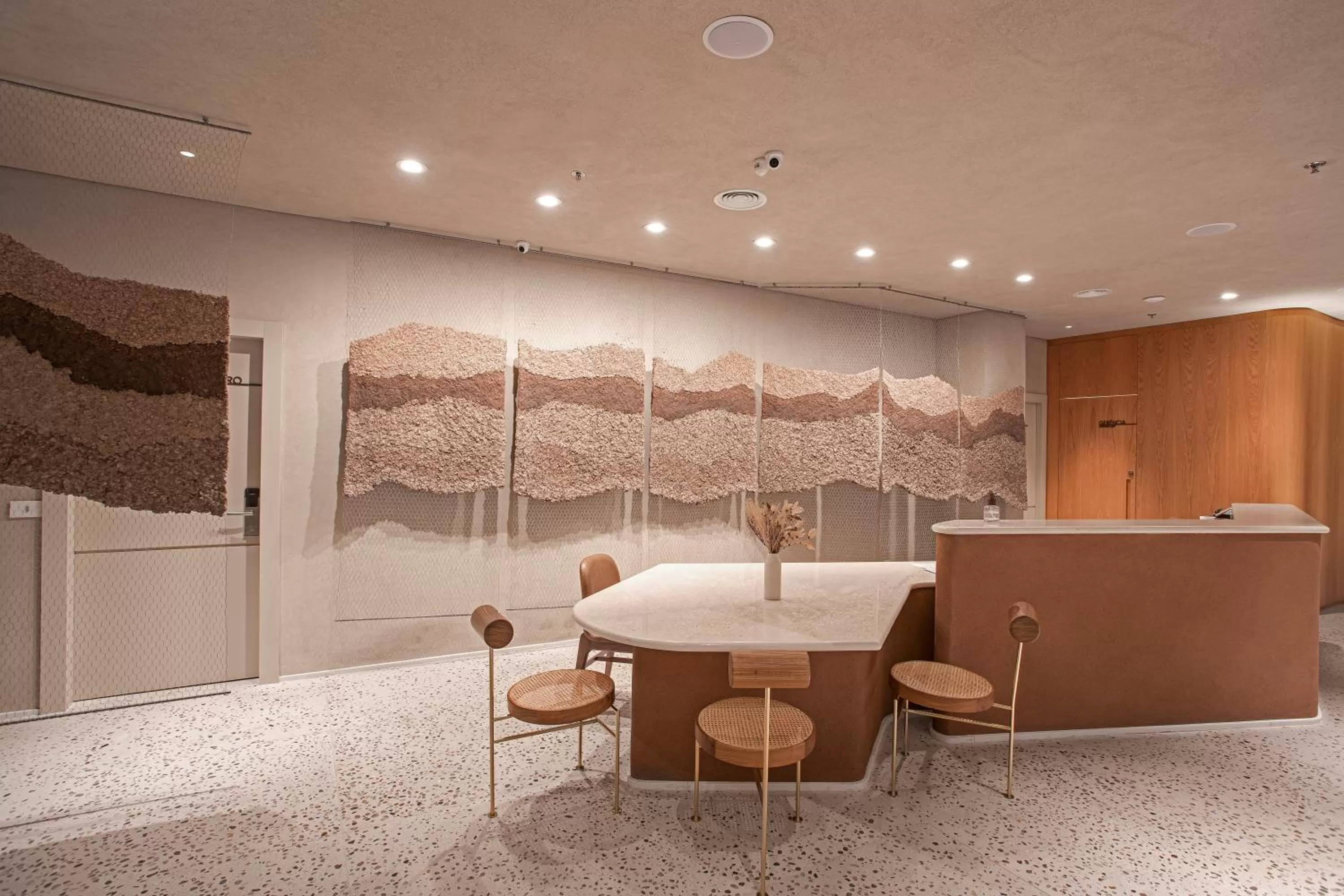 Lobby or reception in QOYA Hotel Curitiba, Curio Collection by Hilton