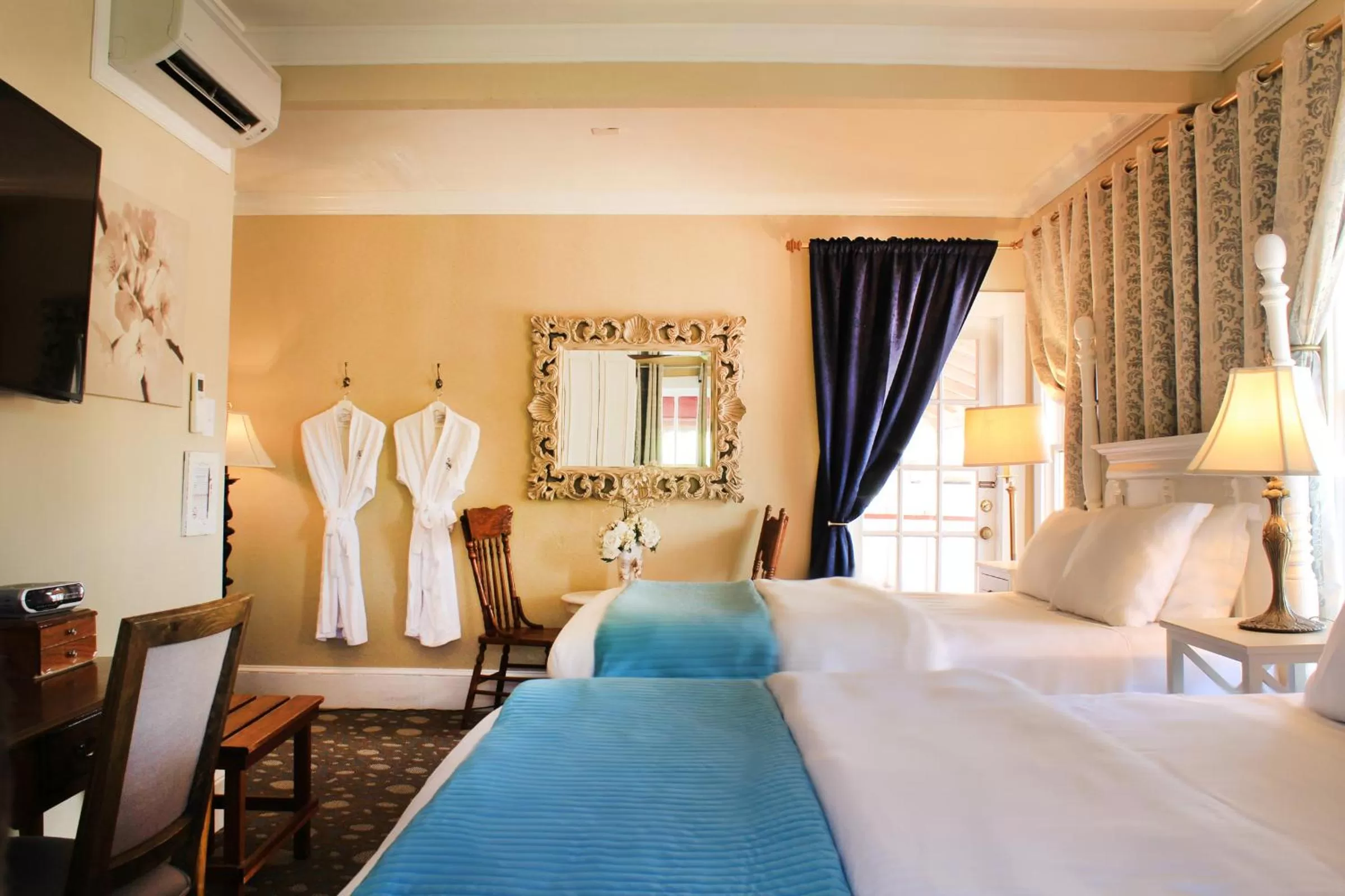 Photo of the whole room, Bed in The Riverview Hotel - New Smyrna Beach