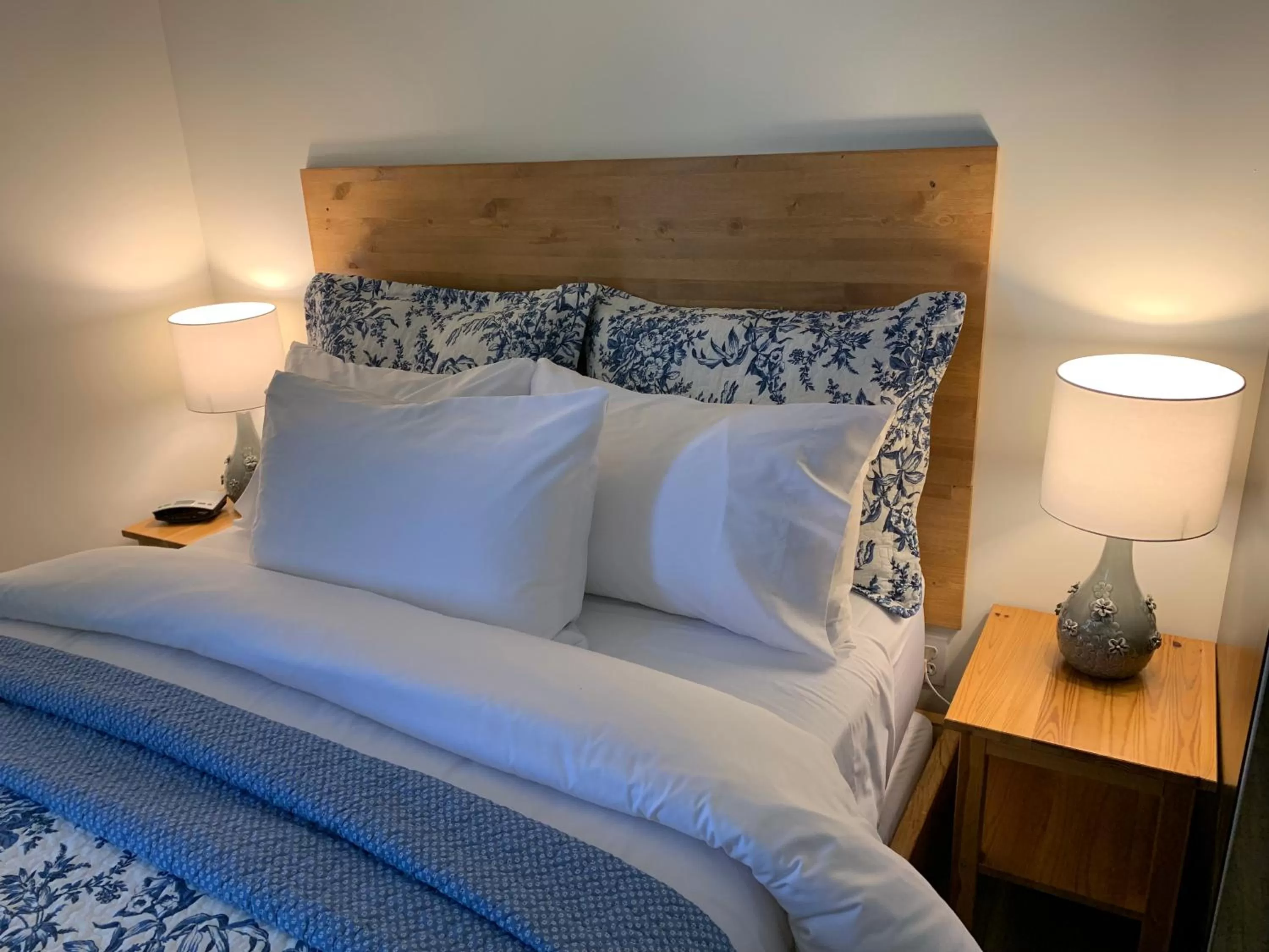 Bed in Auberge la Rosepierre bistro Henri