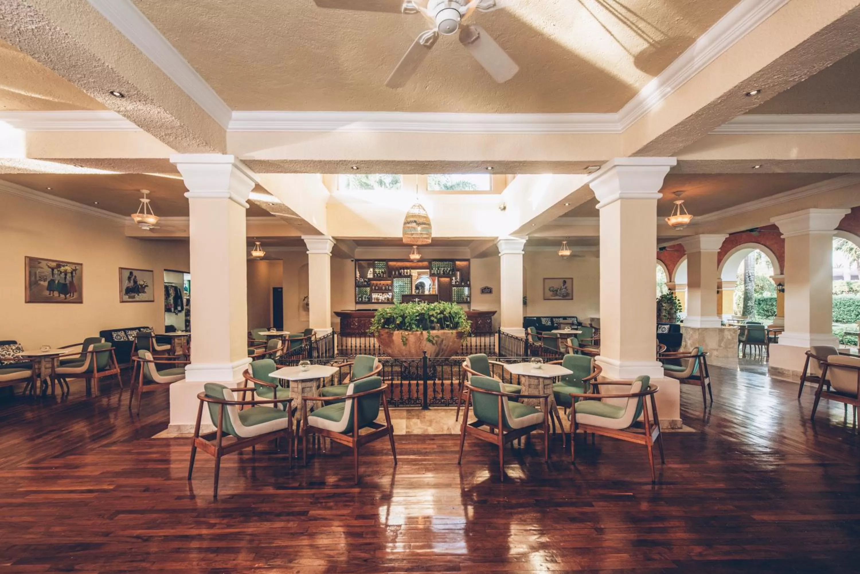 Lounge or bar in Iberostar Waves Paraíso Beach - All Inclusive