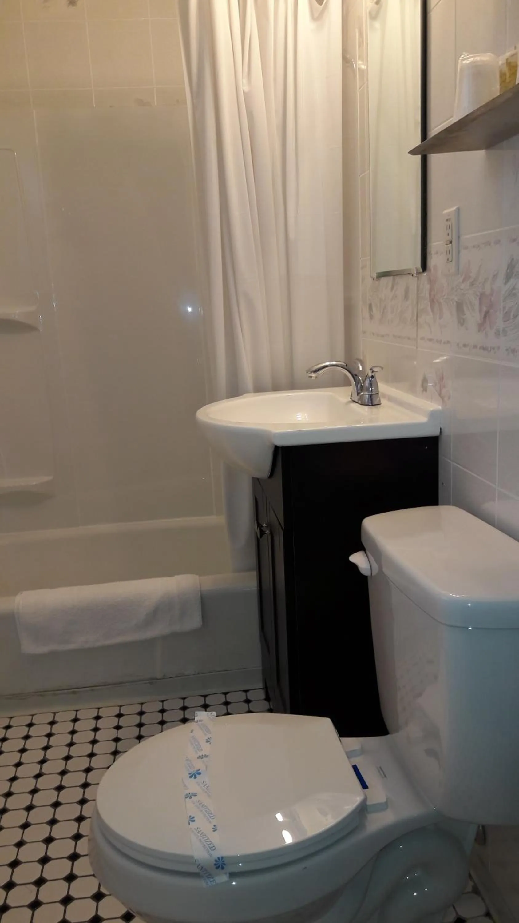 Day in Pinebrook Motel