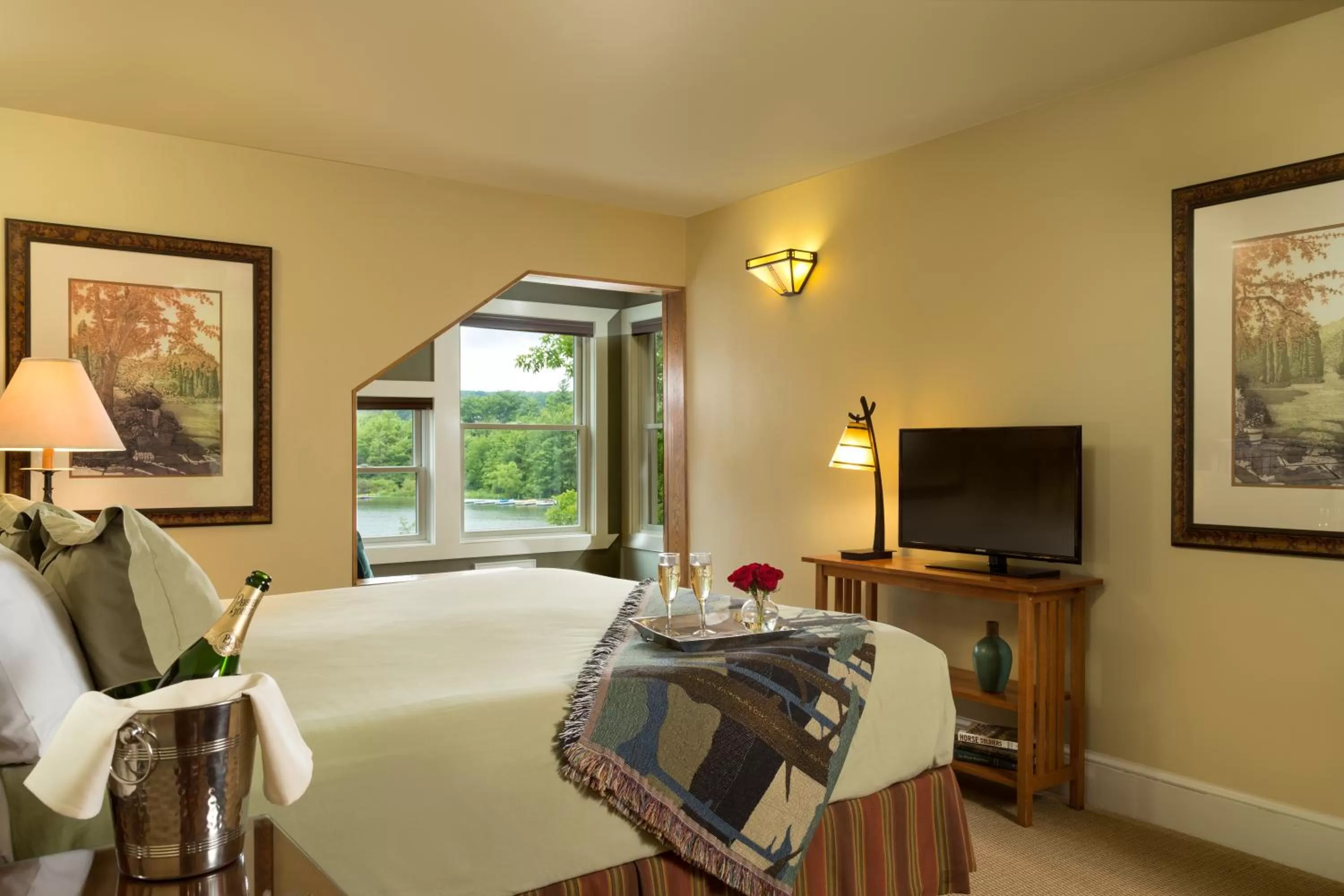 Bed in Lake Pointe Inn