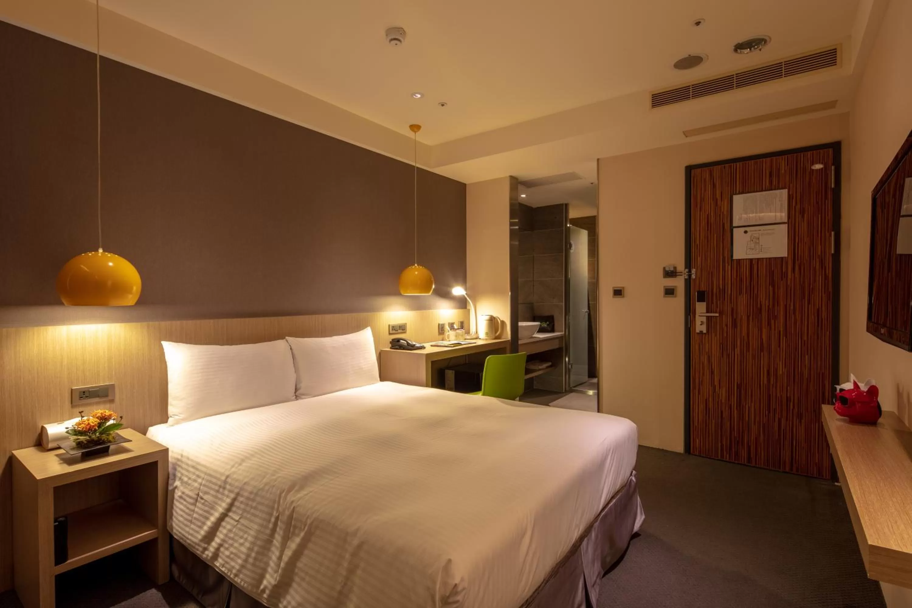 Photo of the whole room, Bed in Chaiin Hotel - Dongmen