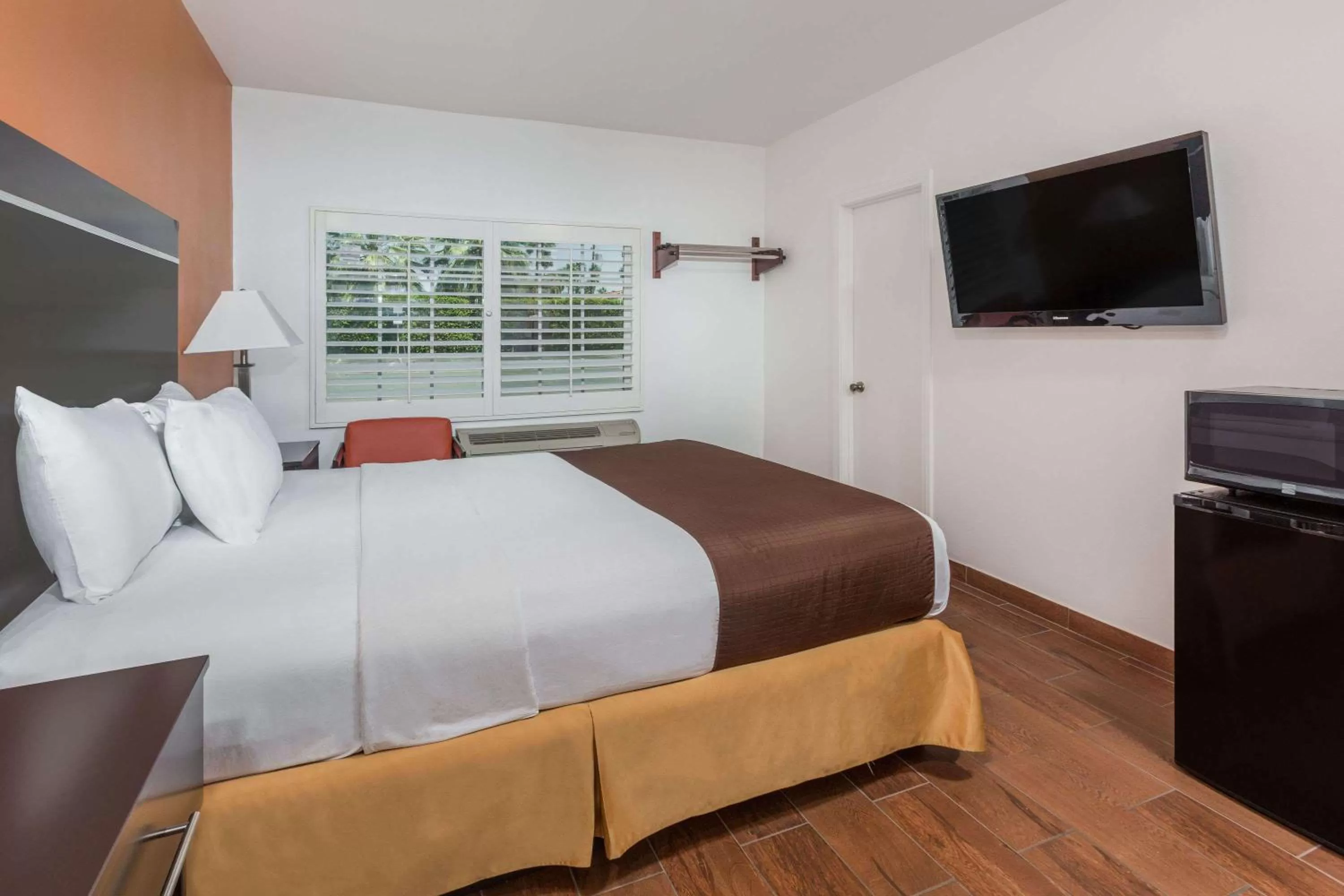 Photo of the whole room, Bed in Adara Palm Springs