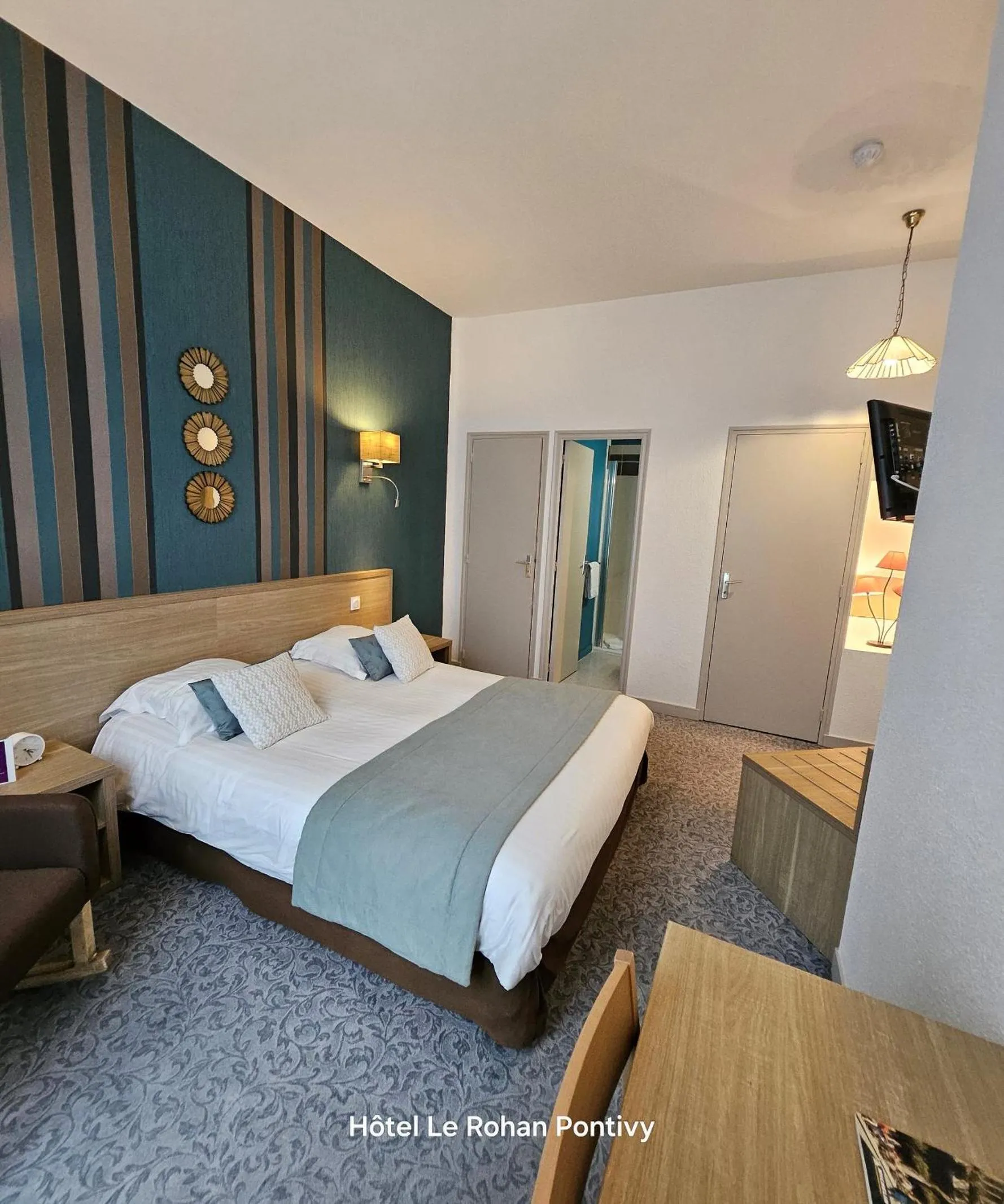 Guests, Bed in Hôtel Le Rohan Charme et Caractère