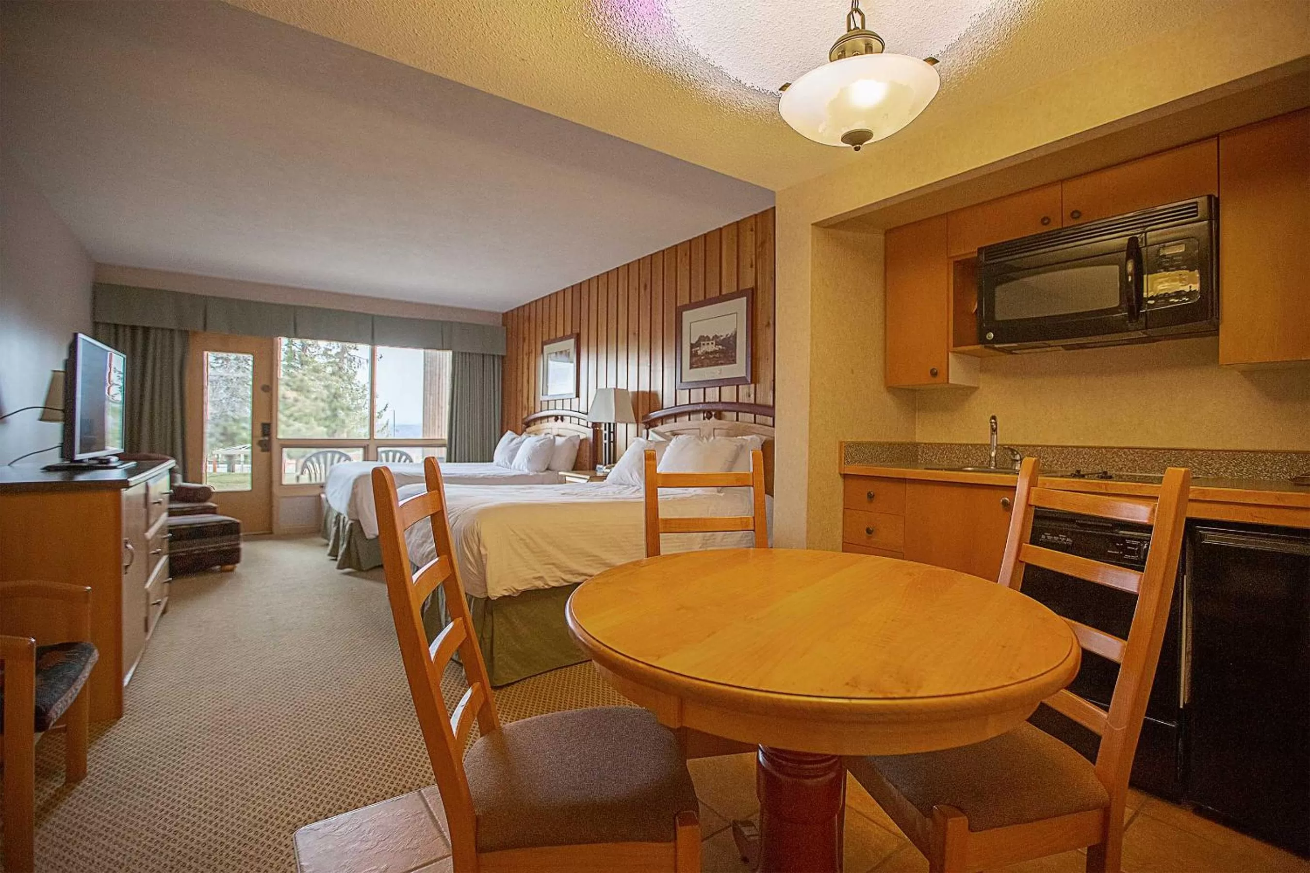 Kitchen or kitchenette, Bed in Fairmont Hot Springs Resort