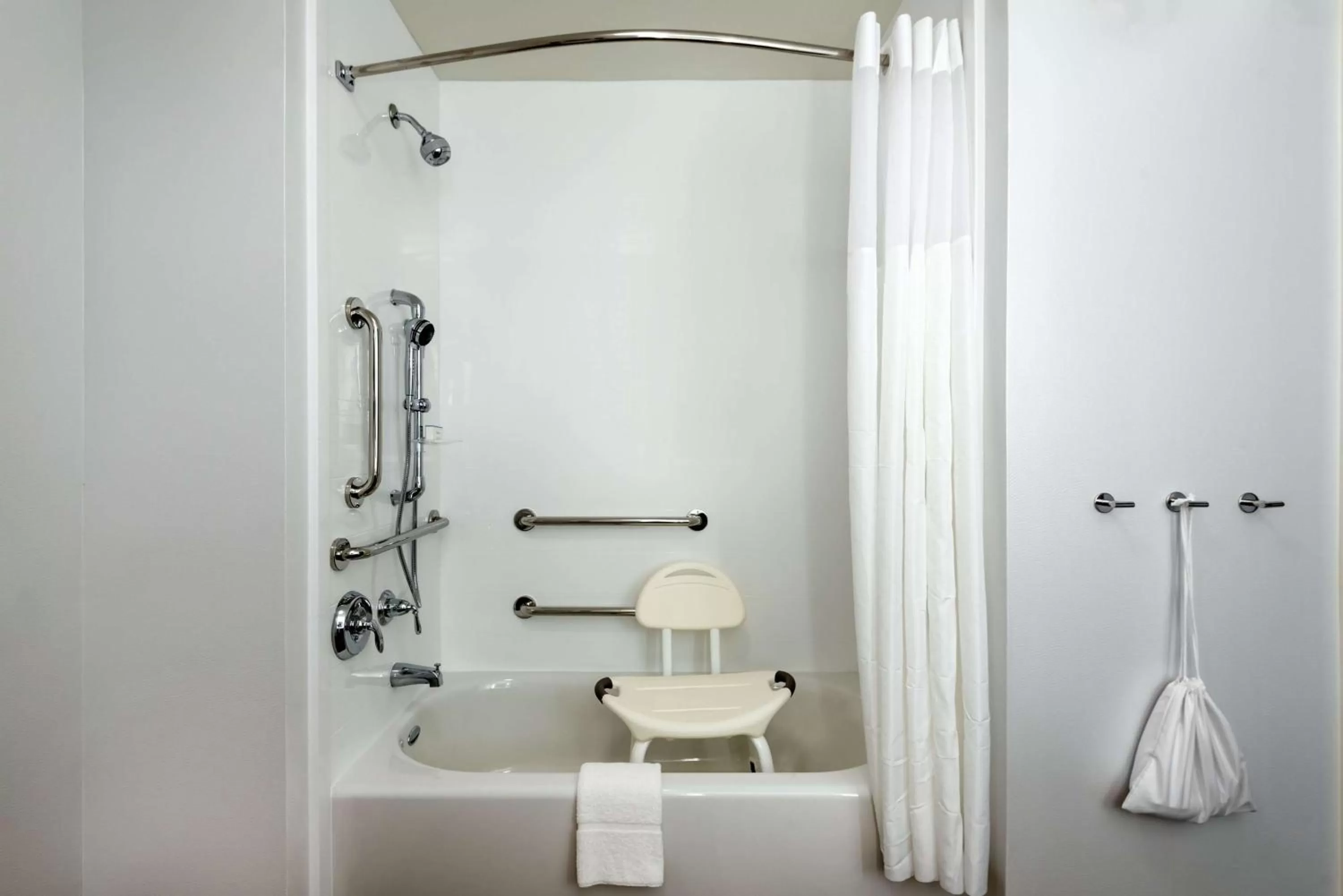 Bathroom in Hampton Inn Baltimore Bayview Campus