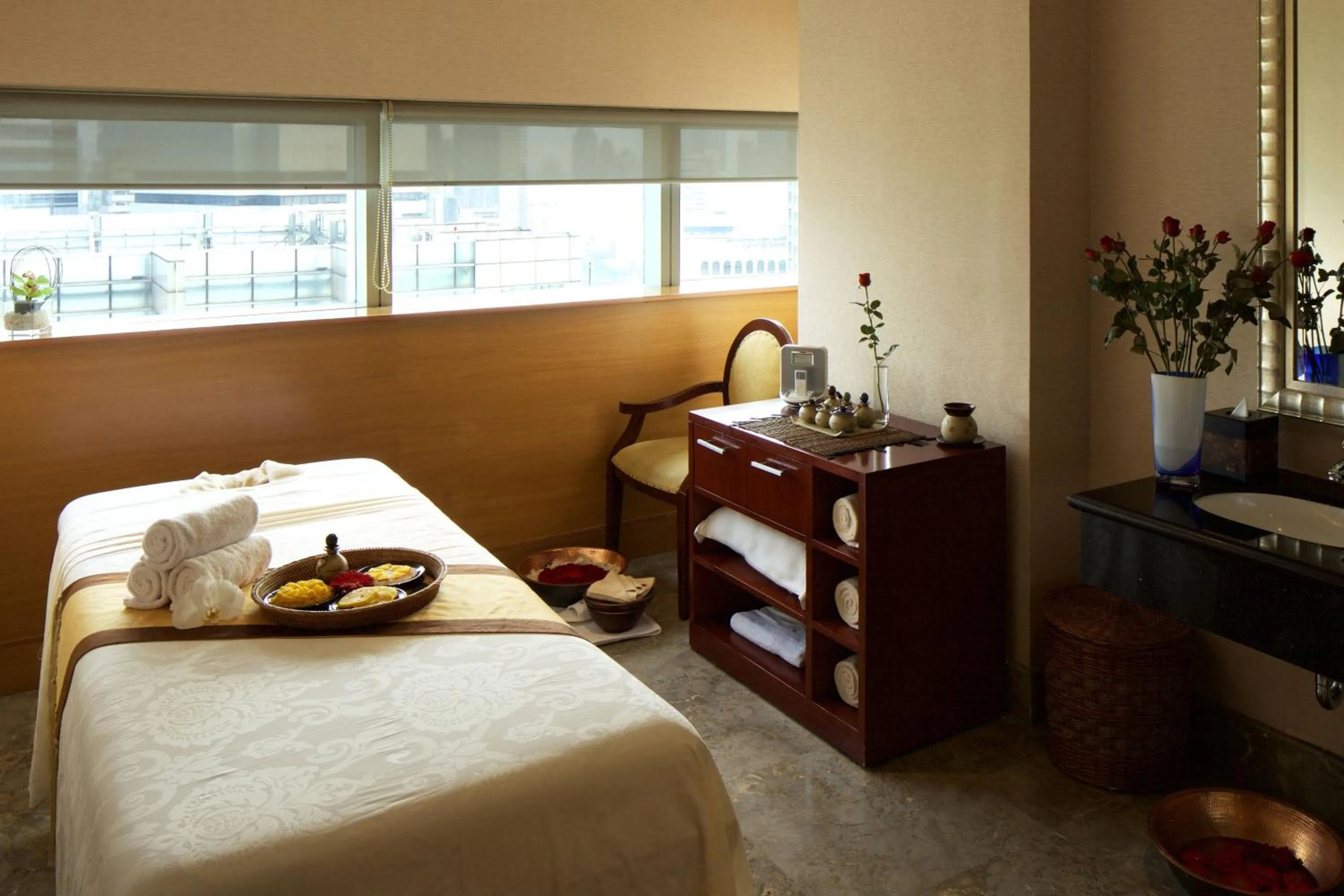 Spa and wellness centre/facilities, Bed in The Mayflower, Jakarta-Marriott Executive Apartments