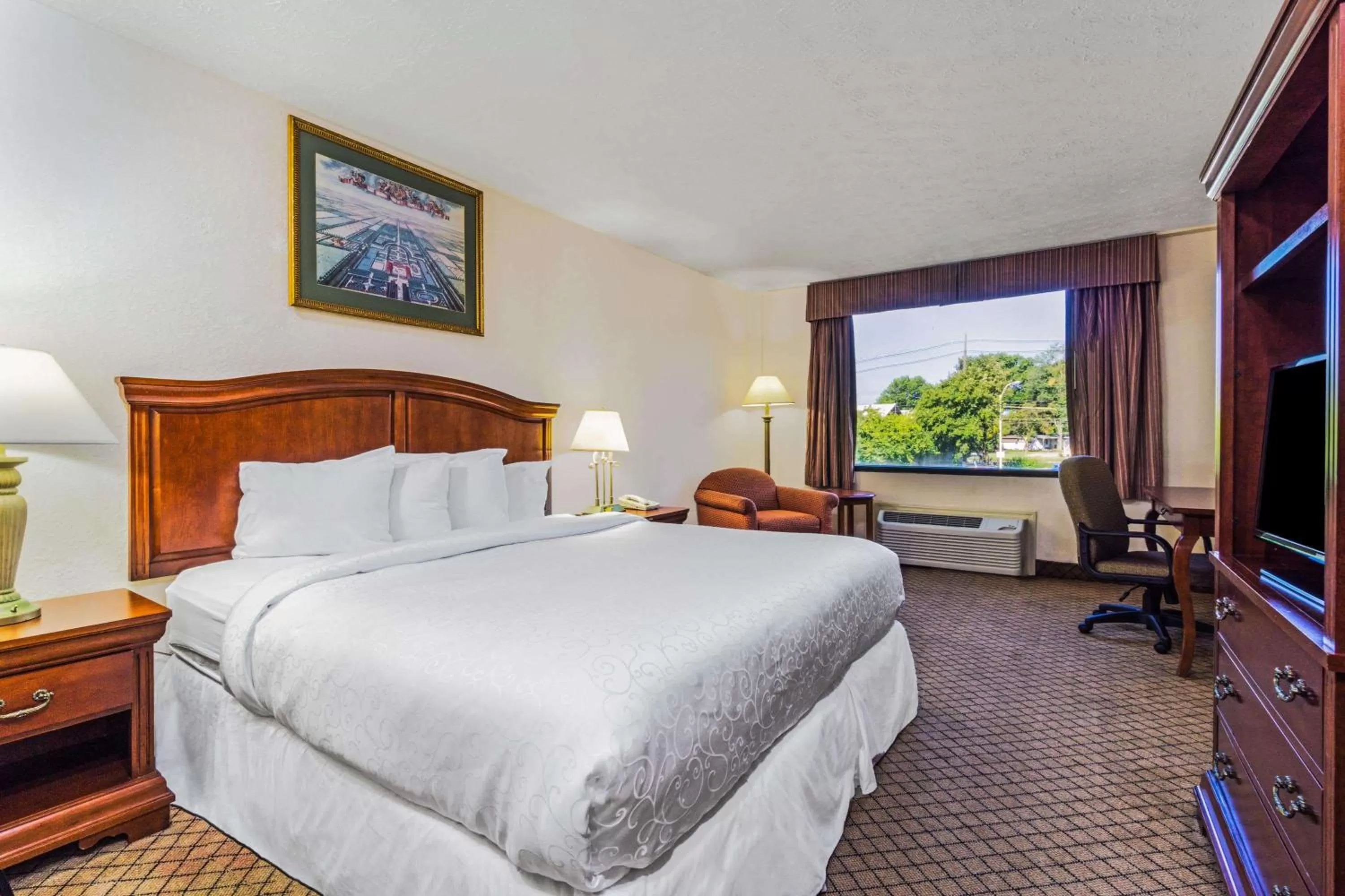 Photo of the whole room, Bed in Days Inn by Wyndham Columbus Airport