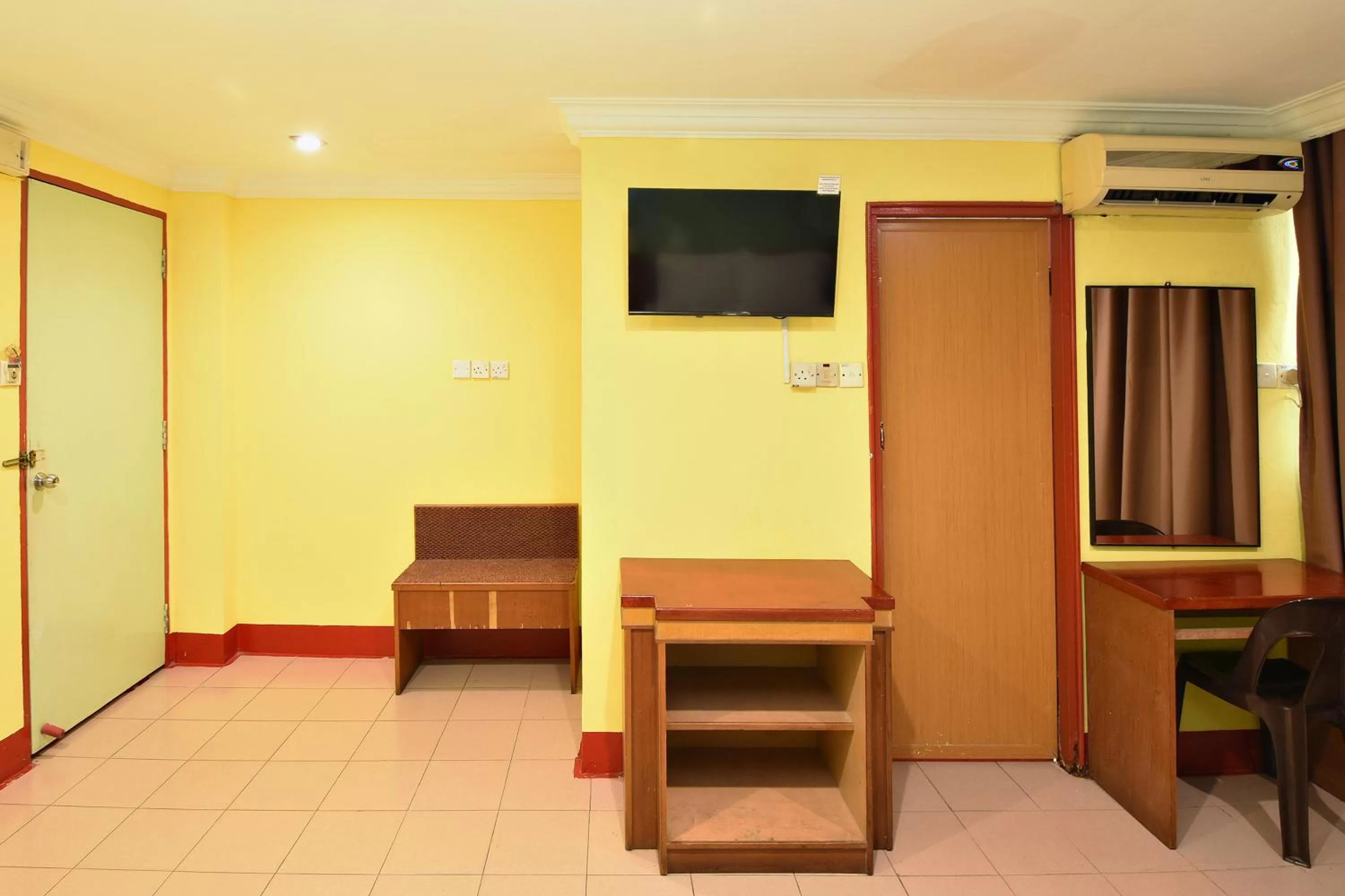 Seating area, TV/Entertainment Center in Mandarin Inn by Glex