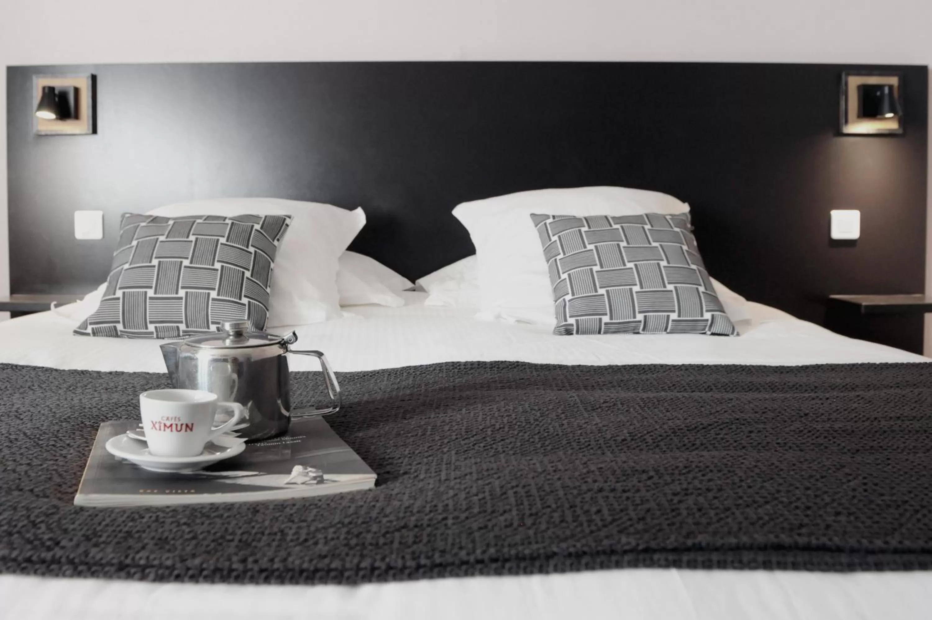 Bed in Logis Hôtel du Chêne