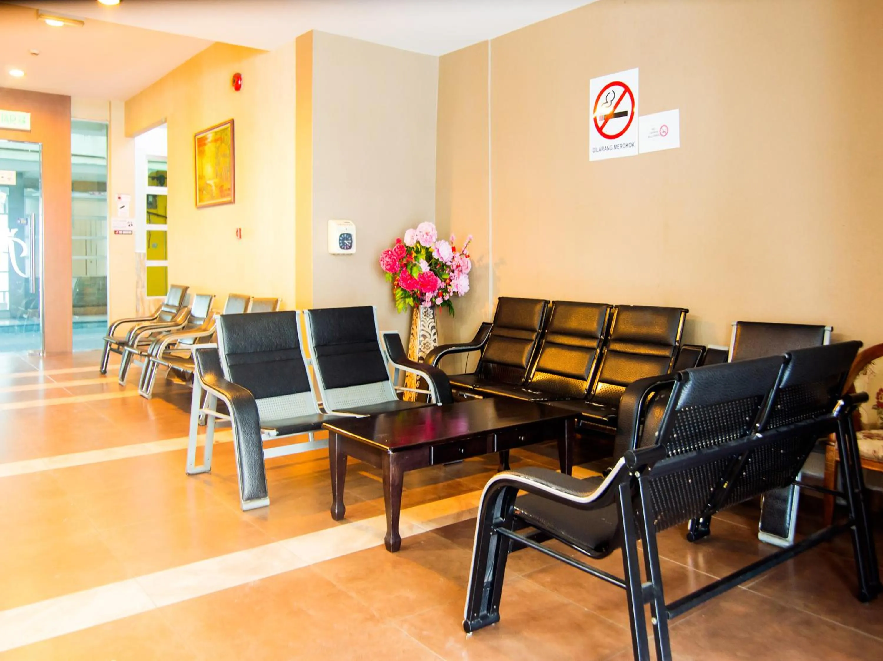 Seating Area in OYO 89408 Royal Hotel