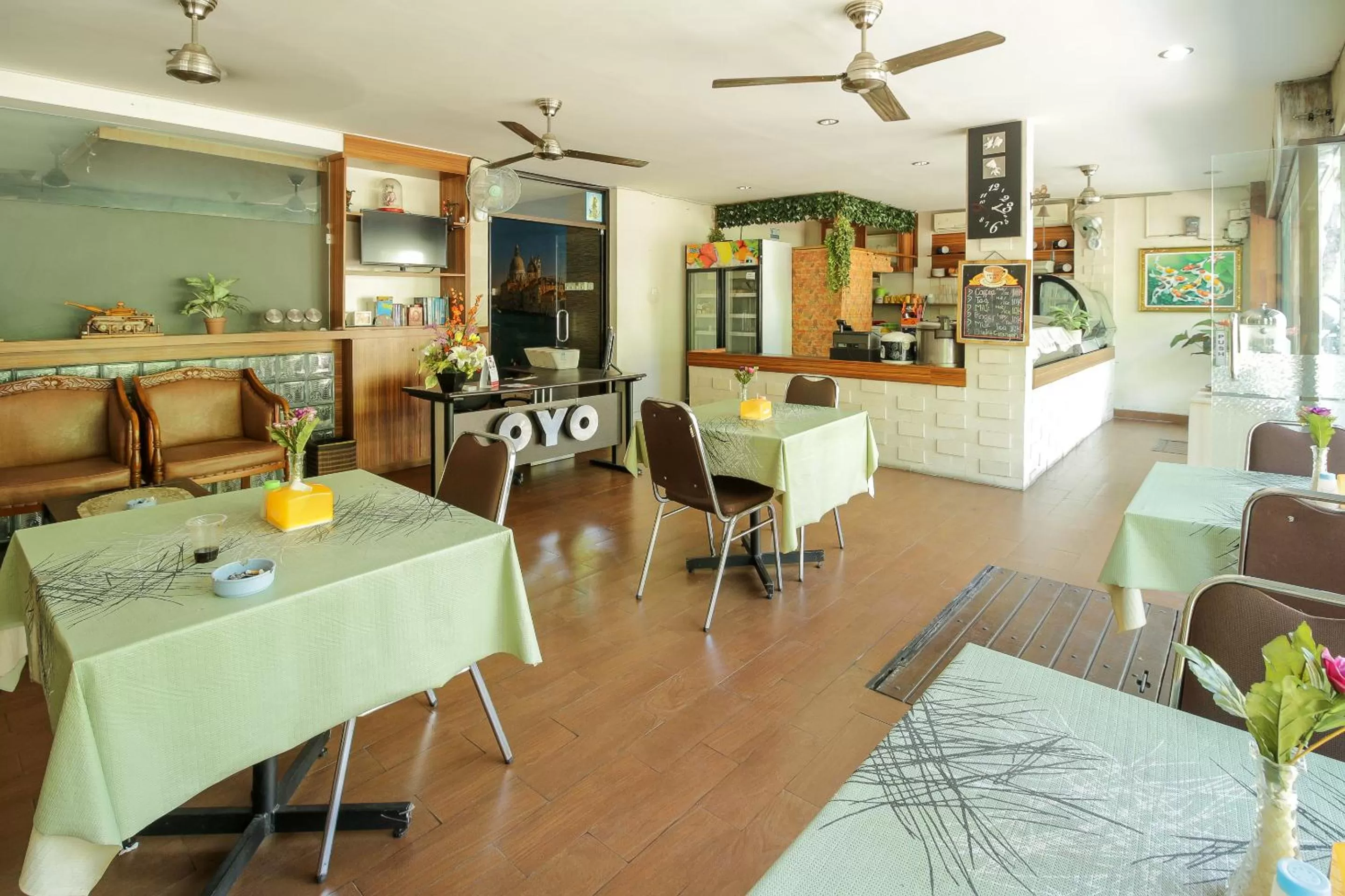 Restaurant/Places to Eat in OYO 734 Tuban Torres Accomodation