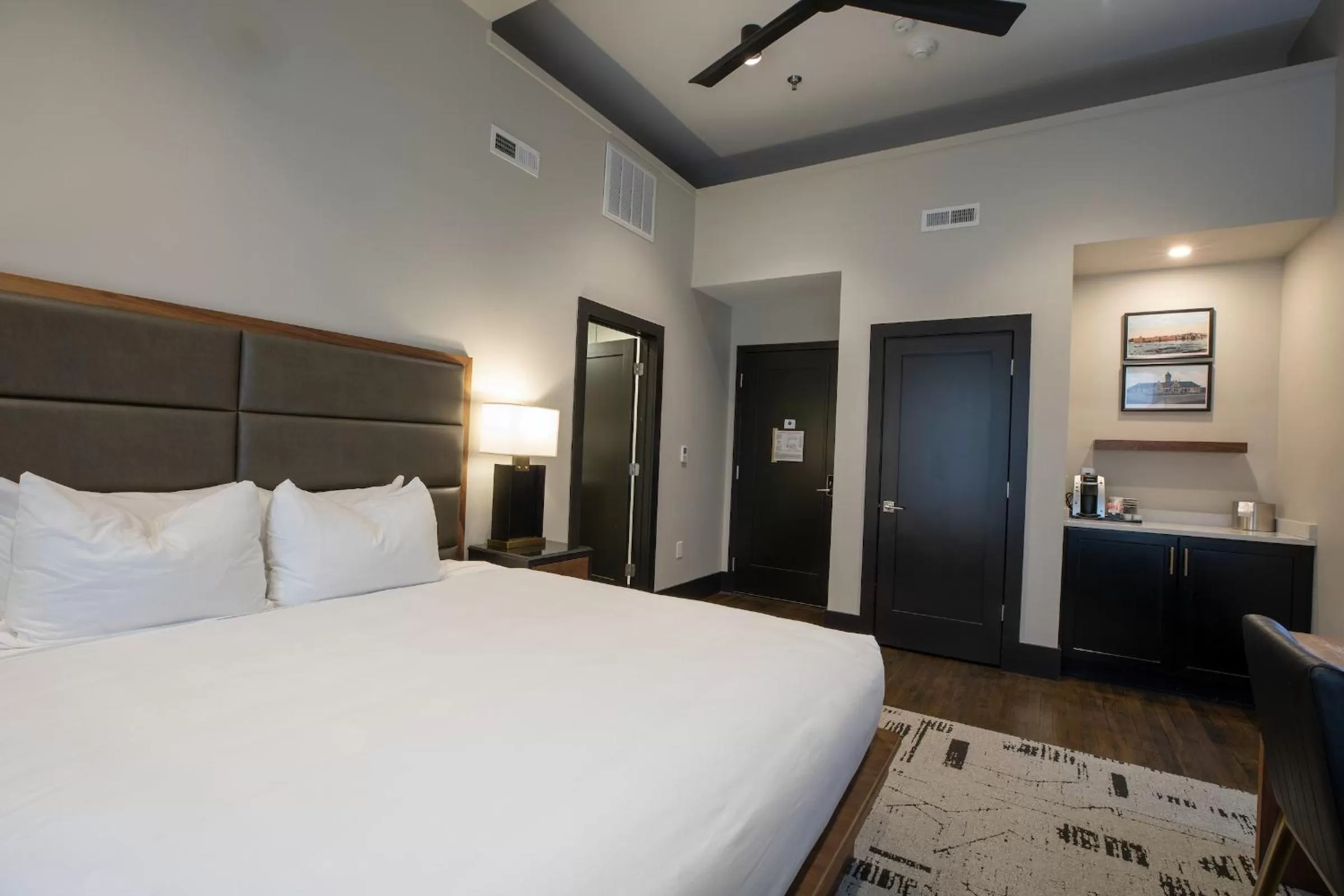 Bed in The Bee Hotel, Danville