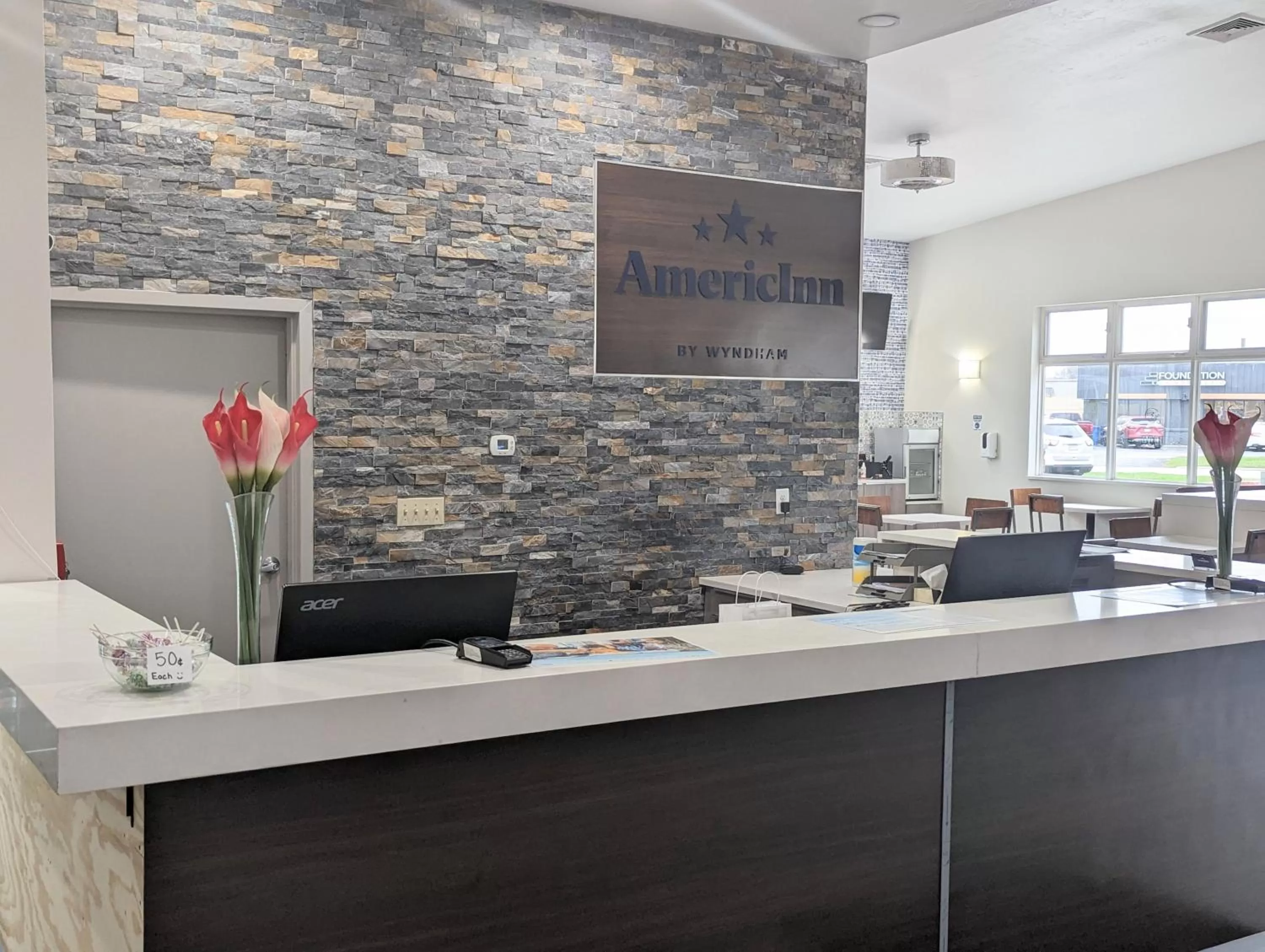 Lobby or reception in AmericInn by Wyndham Green Bay Near Stadium