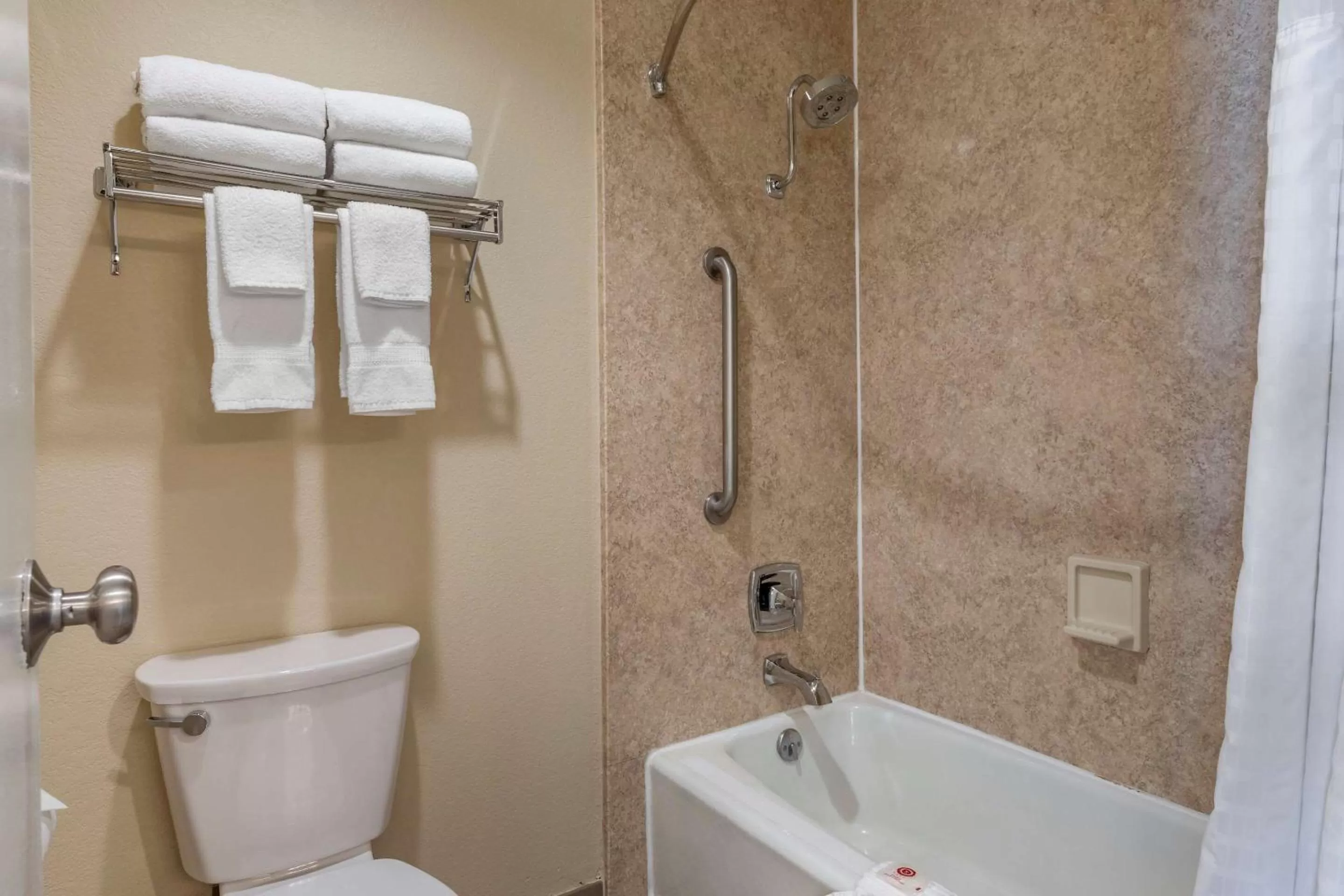 Bathroom in Comfort Inn Bishop