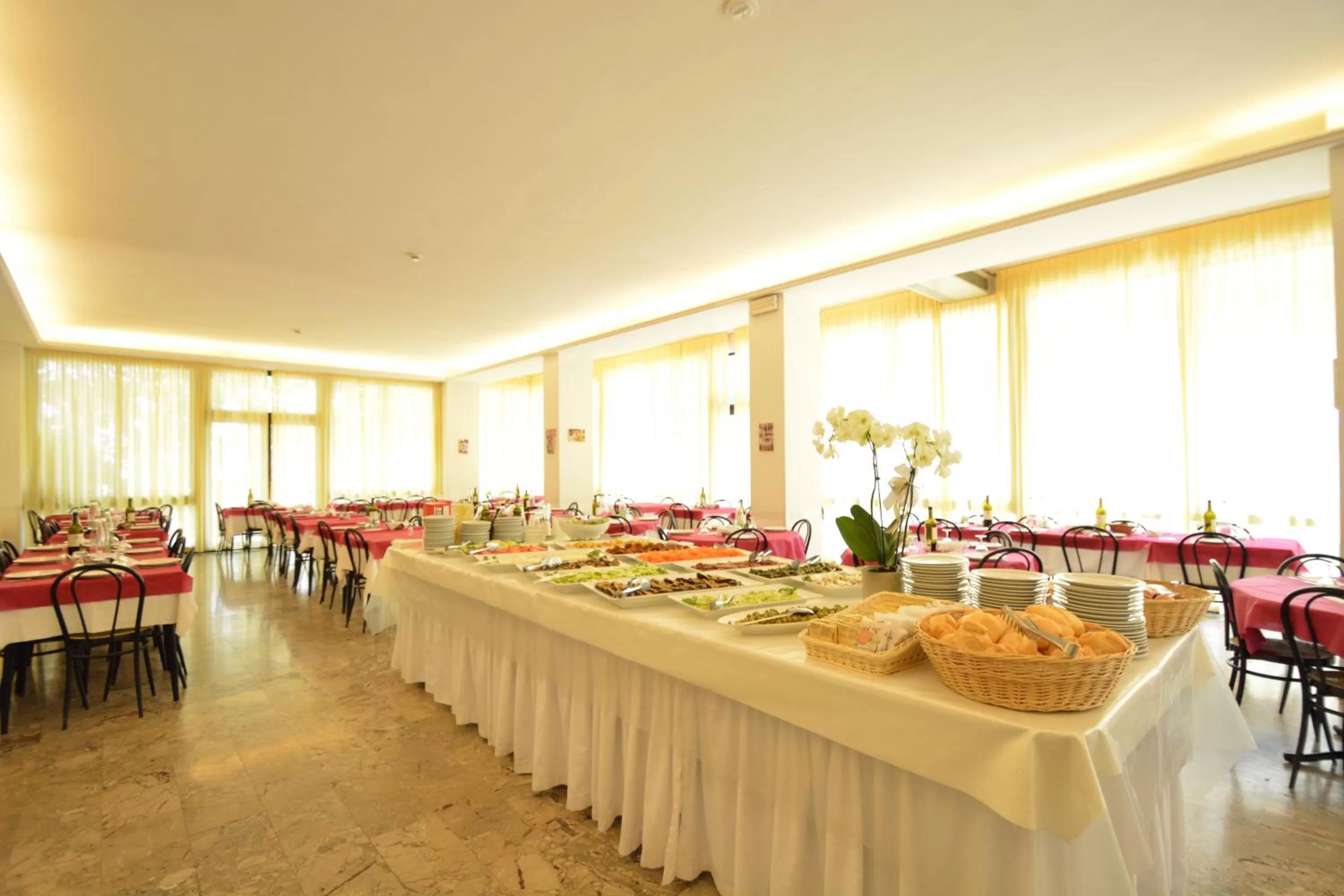 Restaurant/places to eat in Hotel Europa