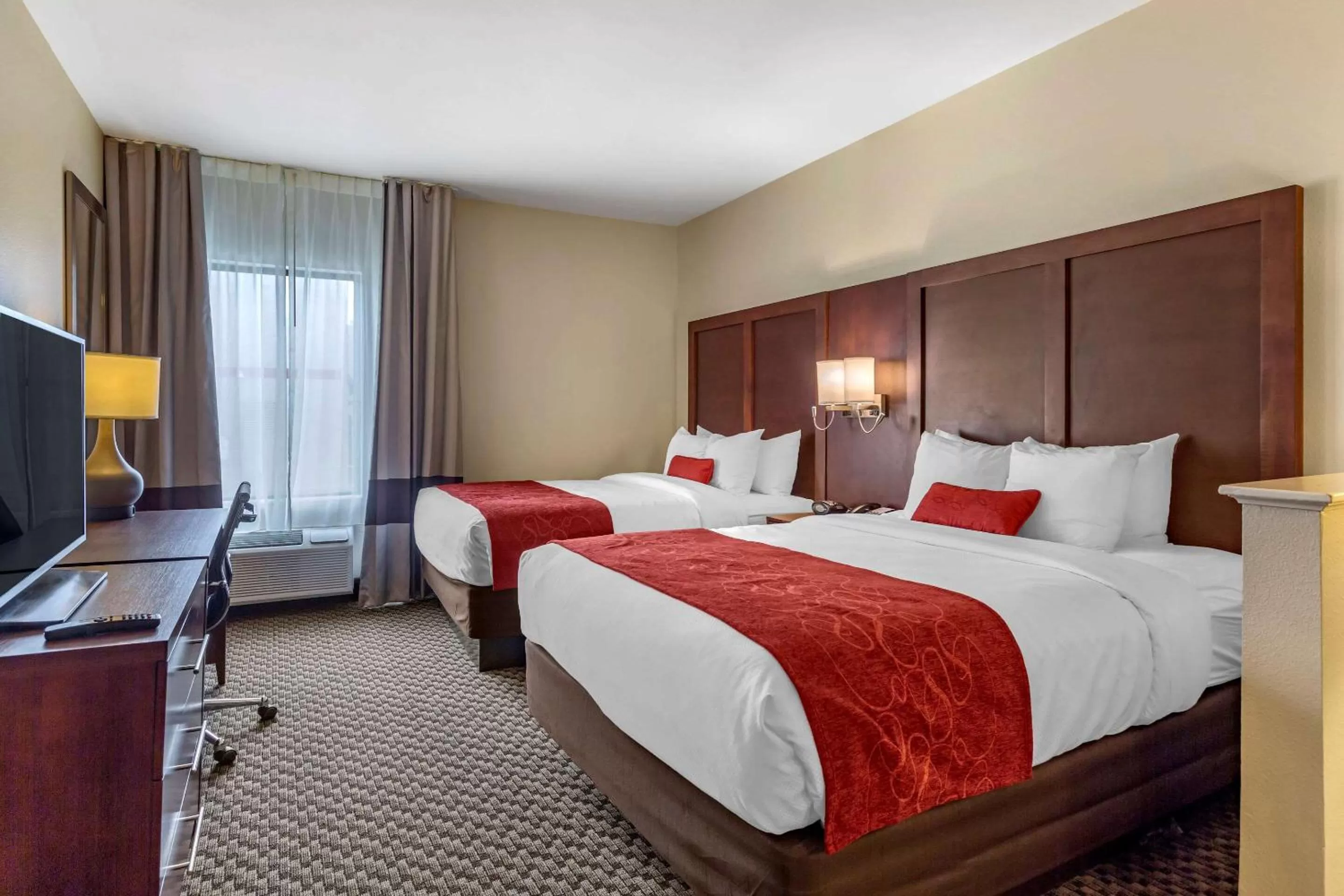 Photo of the whole room, Bed in Comfort Suites Cordova