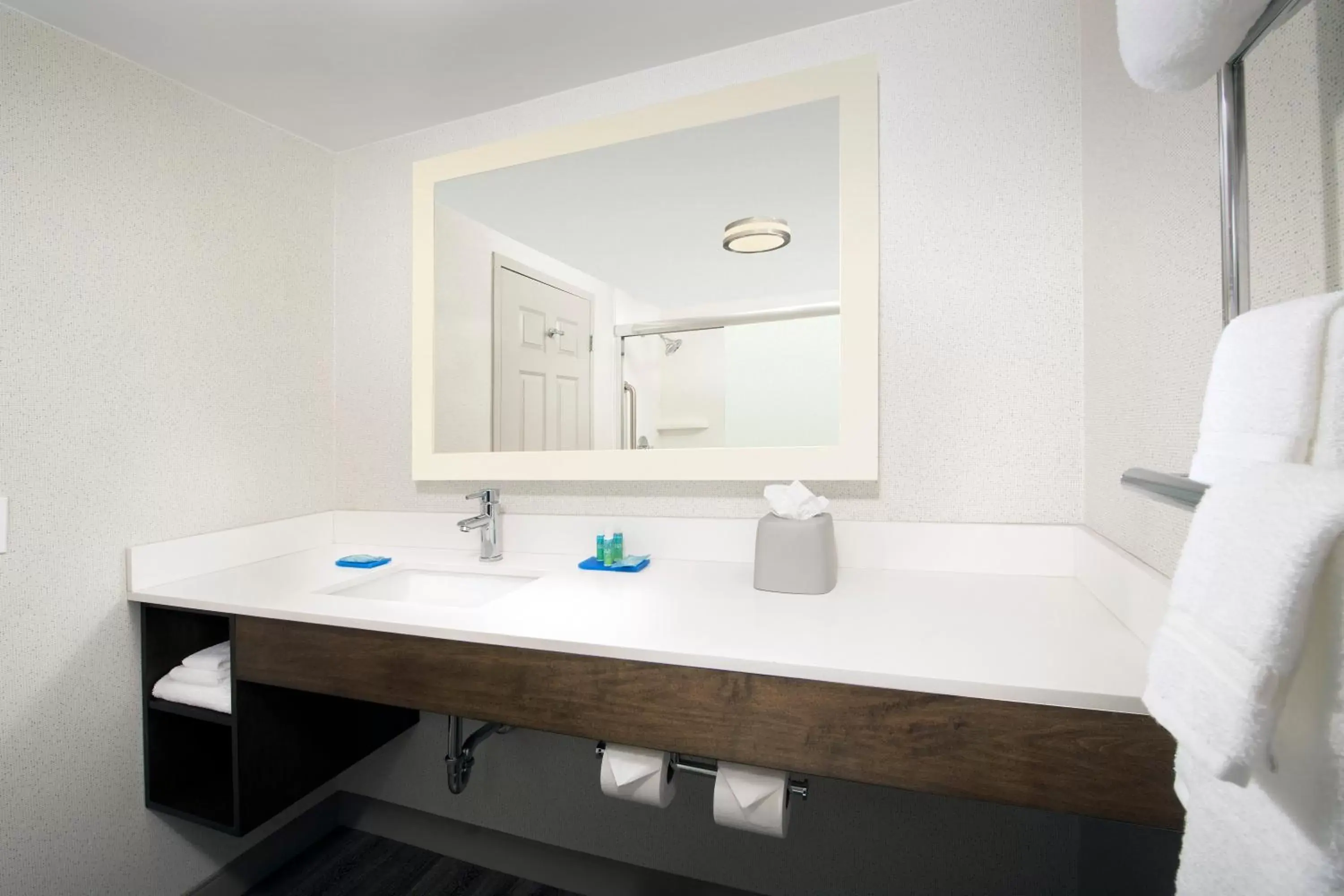 King Room - Hearing Accessible - Non-Smoking in Holiday Inn Express & Suites Baltimore - BWI Airport North, an IHG Hotel King Room - Hearing Accessible - Non-Smoking in Holiday Inn Express & Suites Baltimore - BWI Airport North, an IHG Hotel