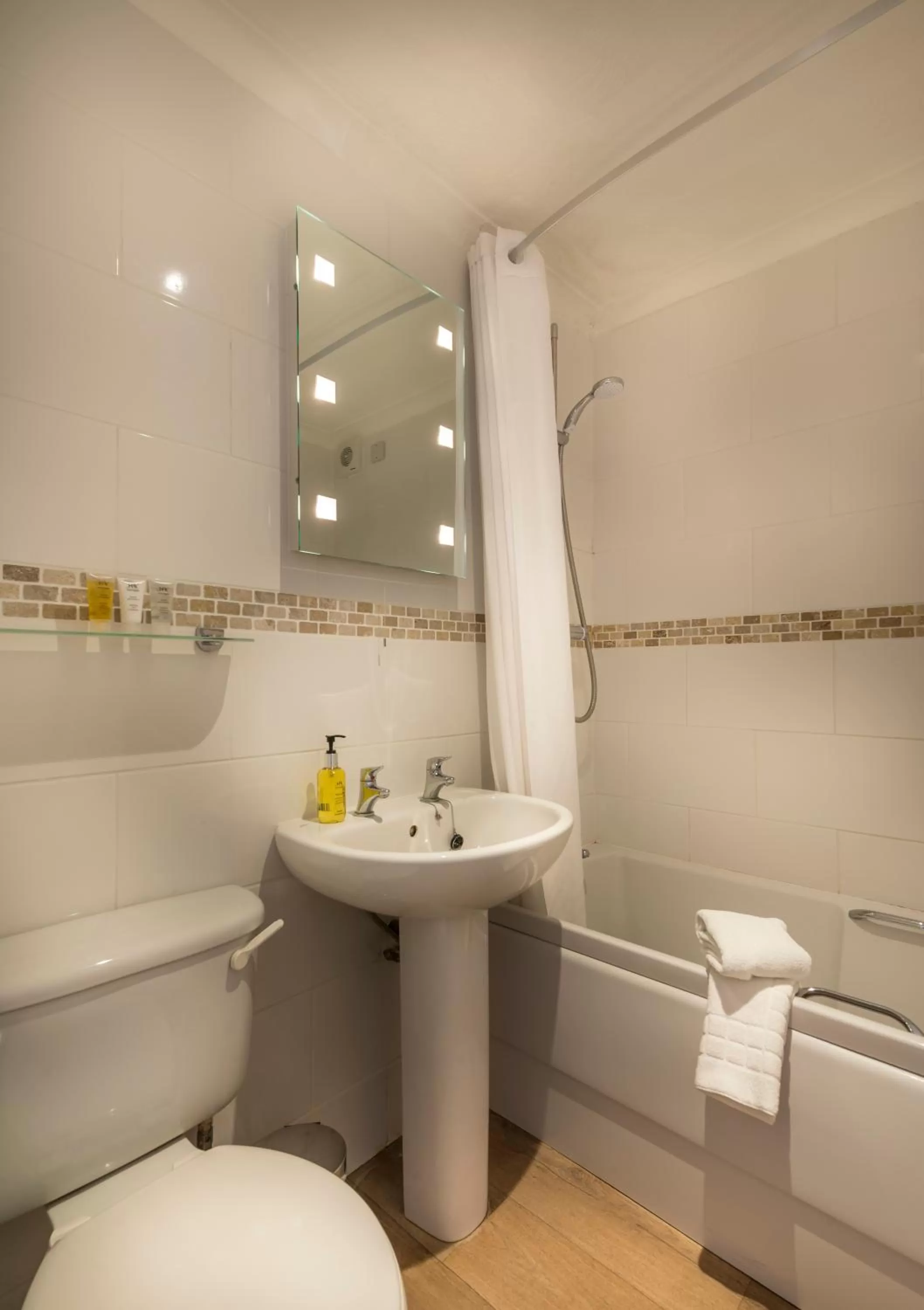 Bathroom in The Admiral Rodney Hotel, Horncastle, Lincolnshire - The Coaching Inn Group
