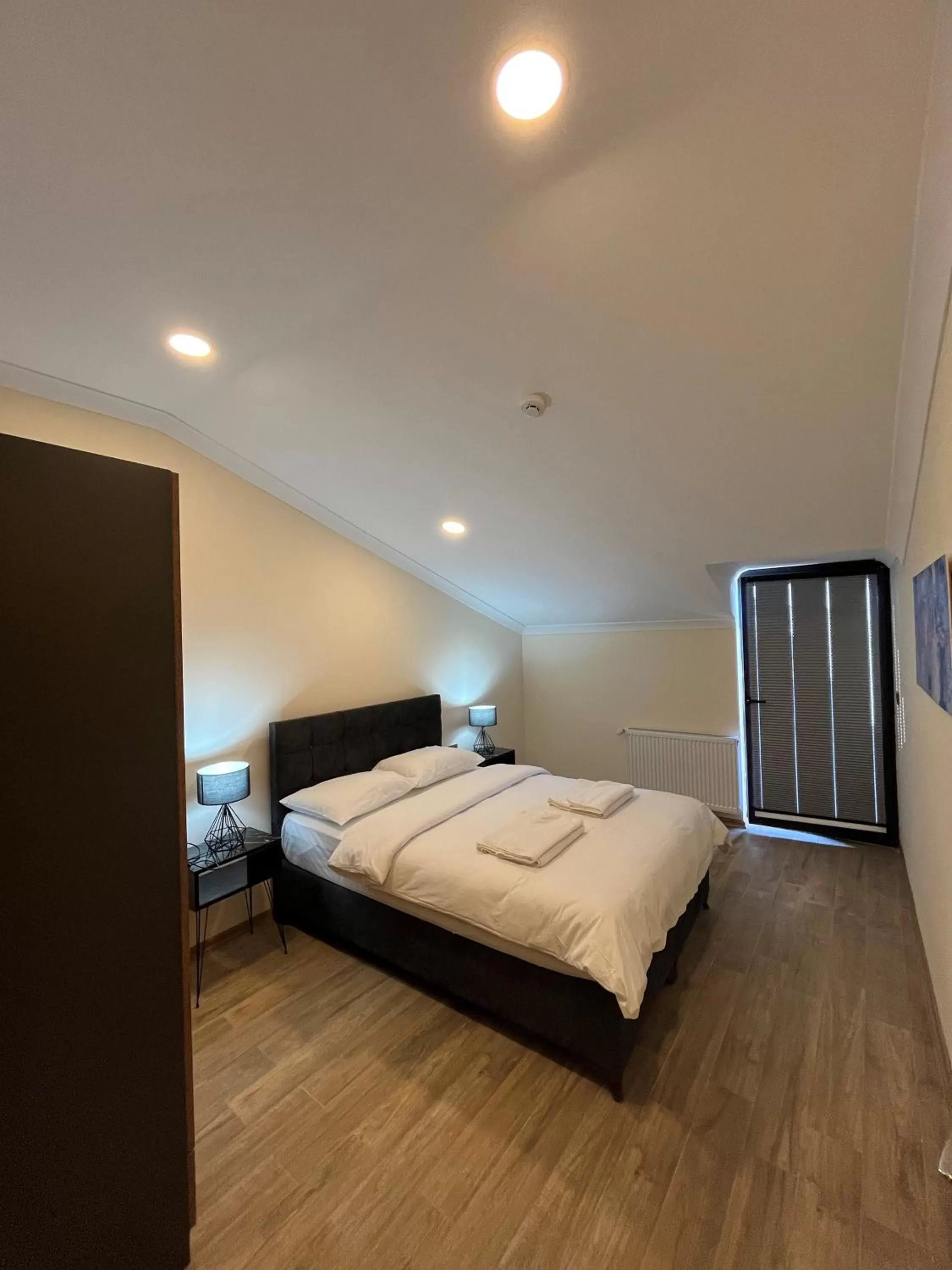 Bedroom in White House Apart