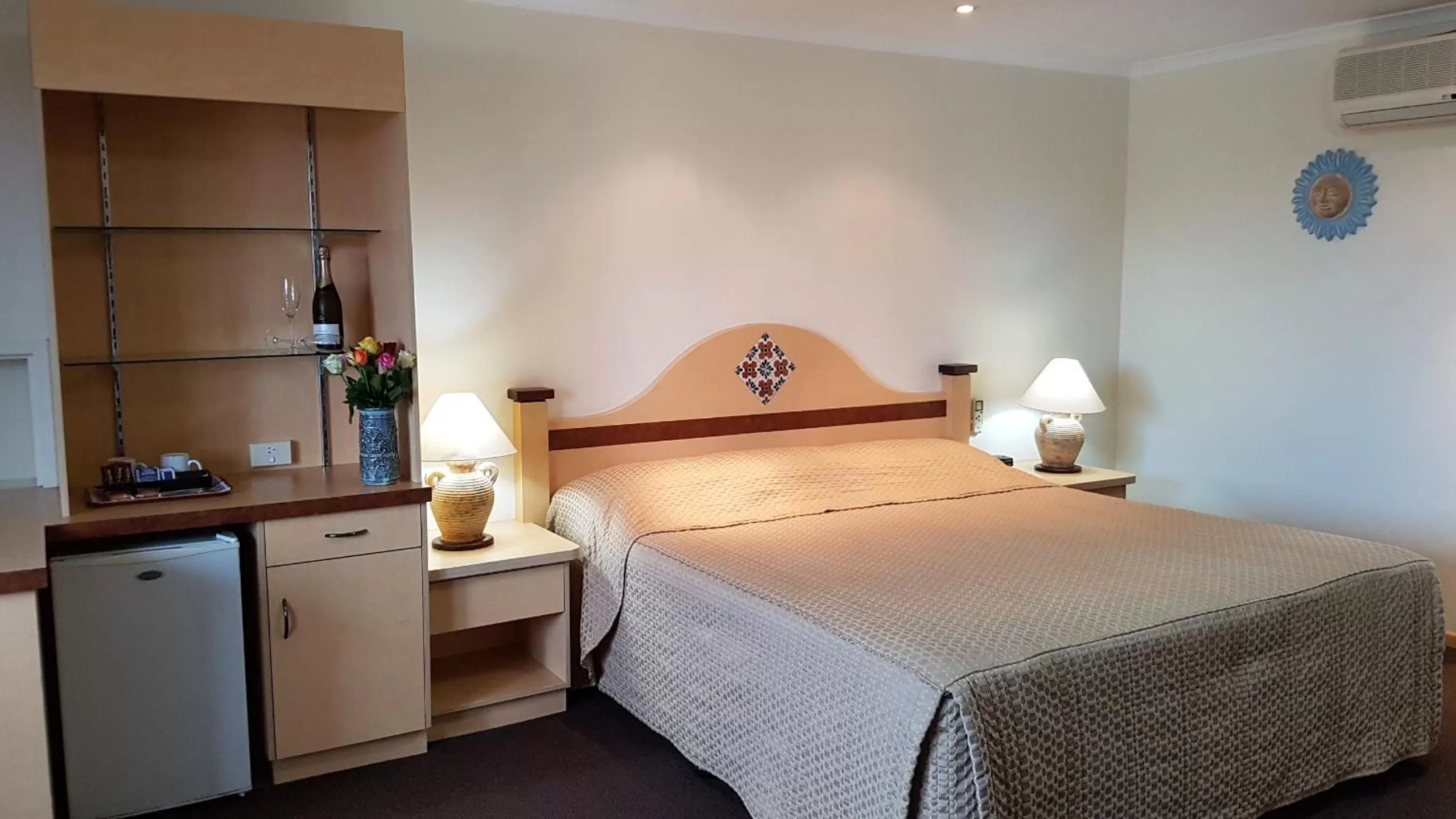 Bedroom, Bed in Villa Mirasol Motor Inn