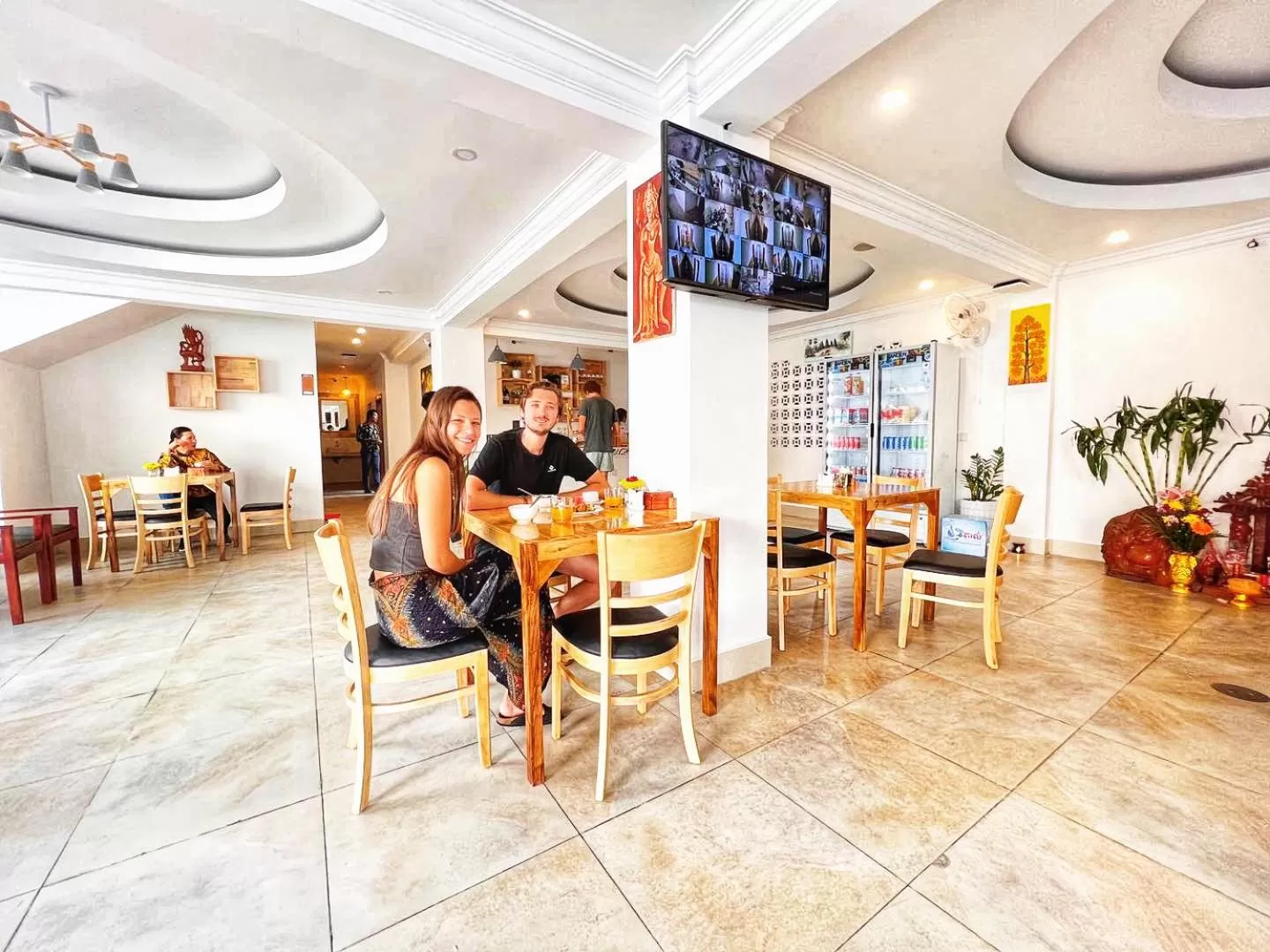 Restaurant/places to eat in White Corner Hotel