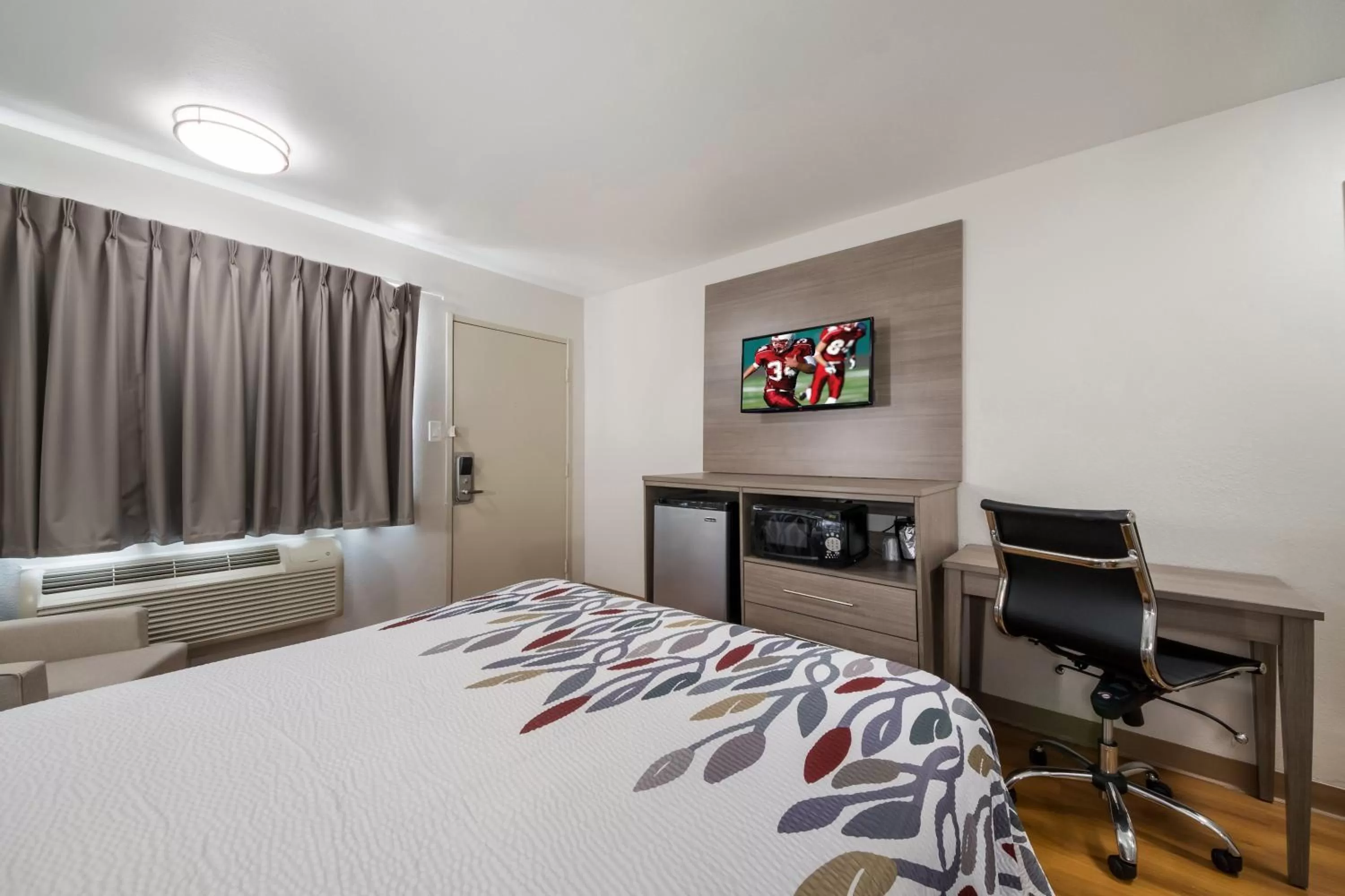 Photo of the whole room, Bed in Red Roof Inn San Antonio E - Frost Bank Center