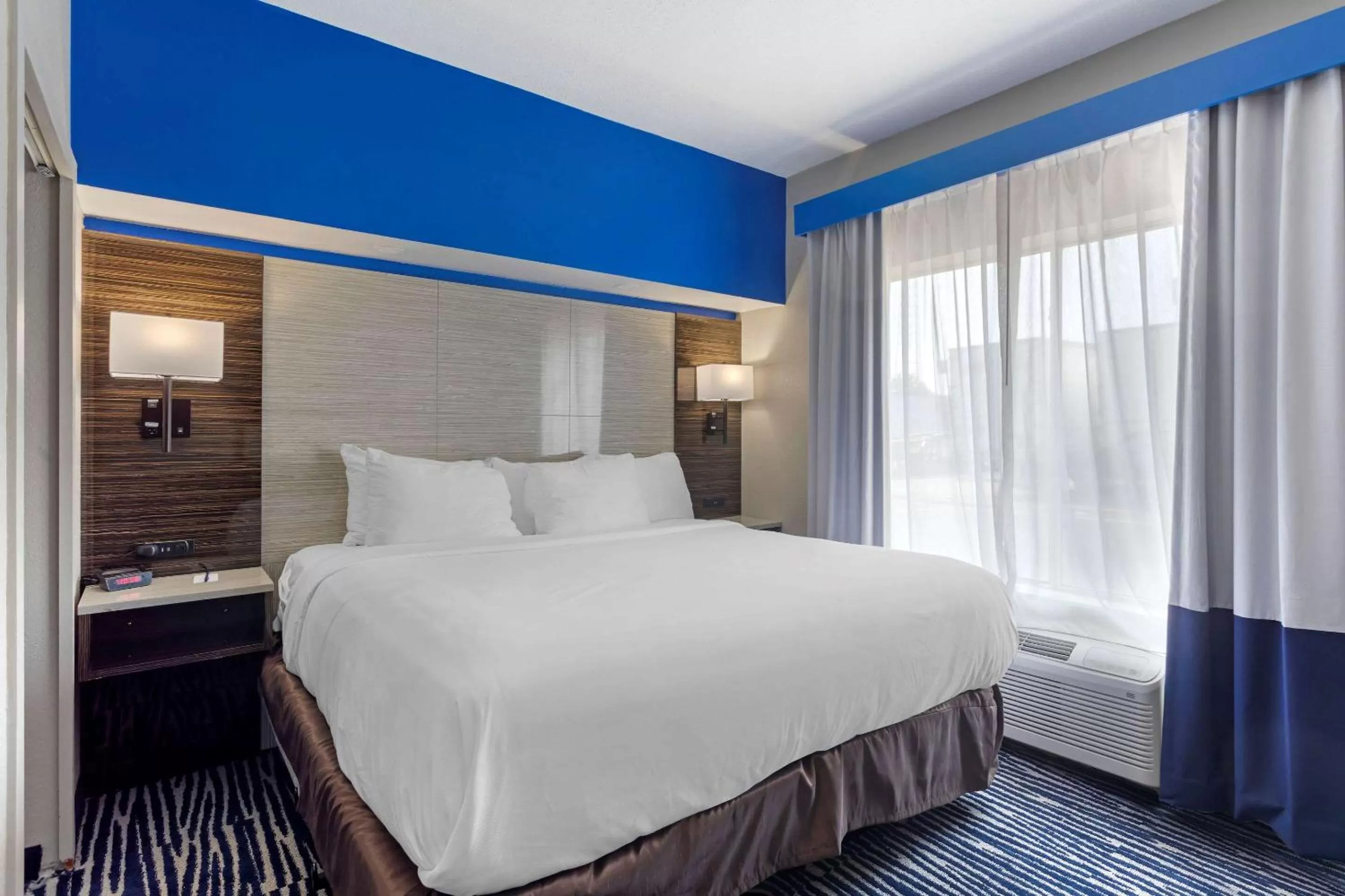 Photo of the whole room, Bed in Comfort Inn & Suites Memphis East