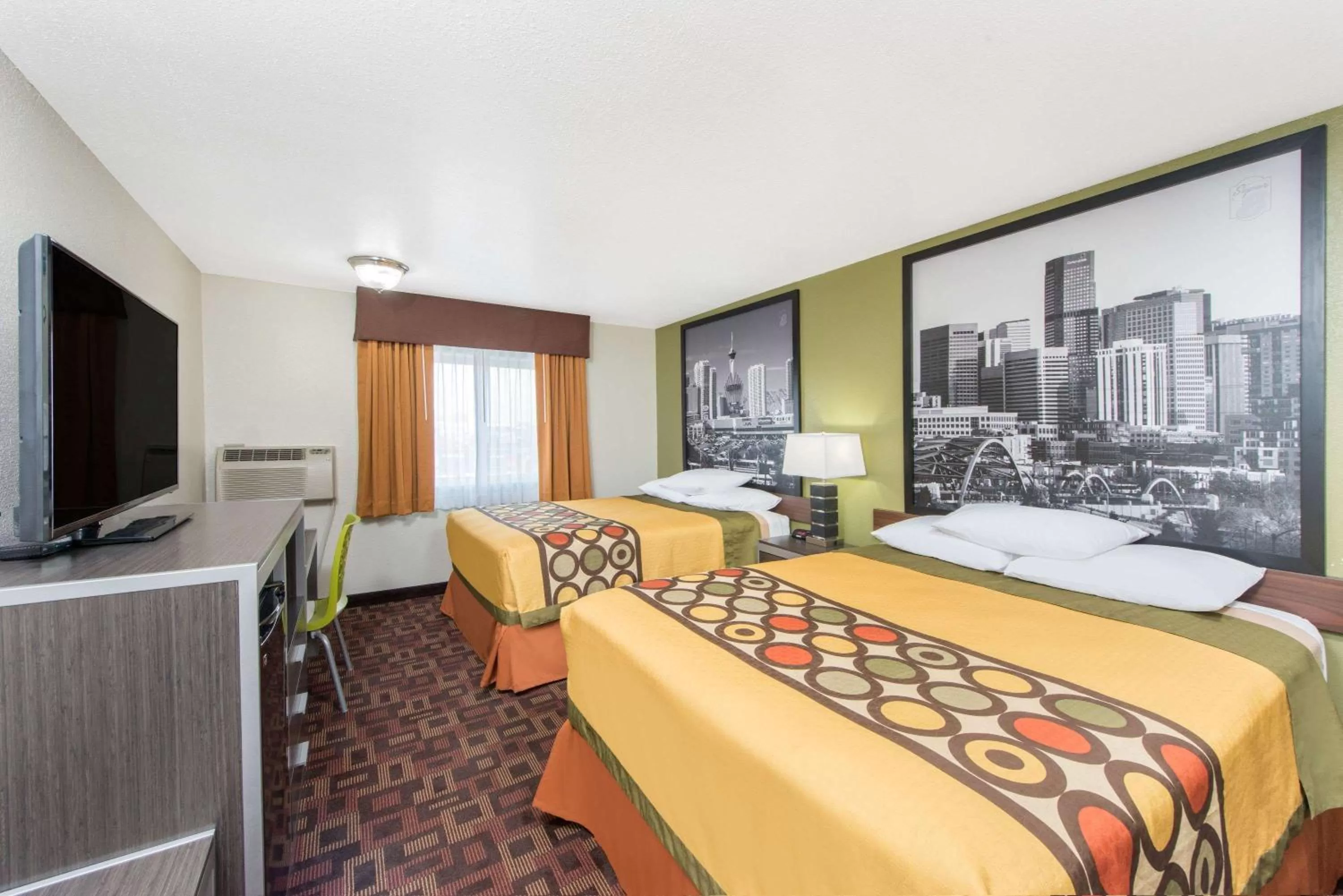 Photo of the whole room, Bed in Super 8 by Wyndham Moberly MO