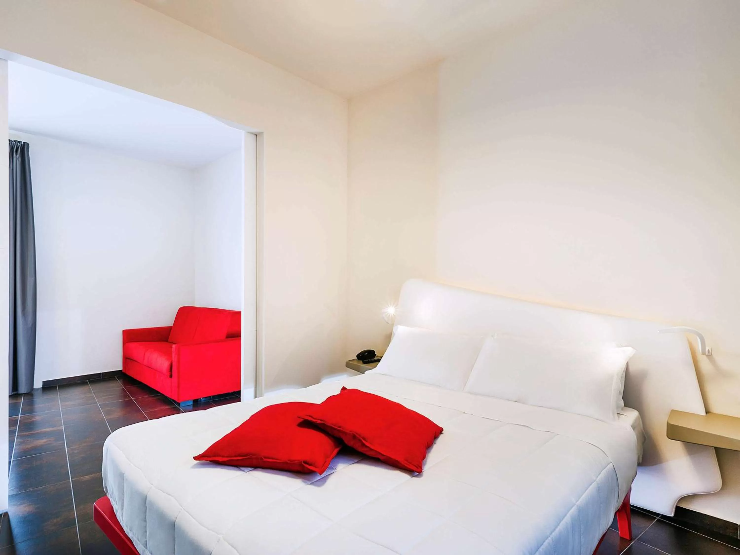 Property building, Bed in President Hotel Palermo