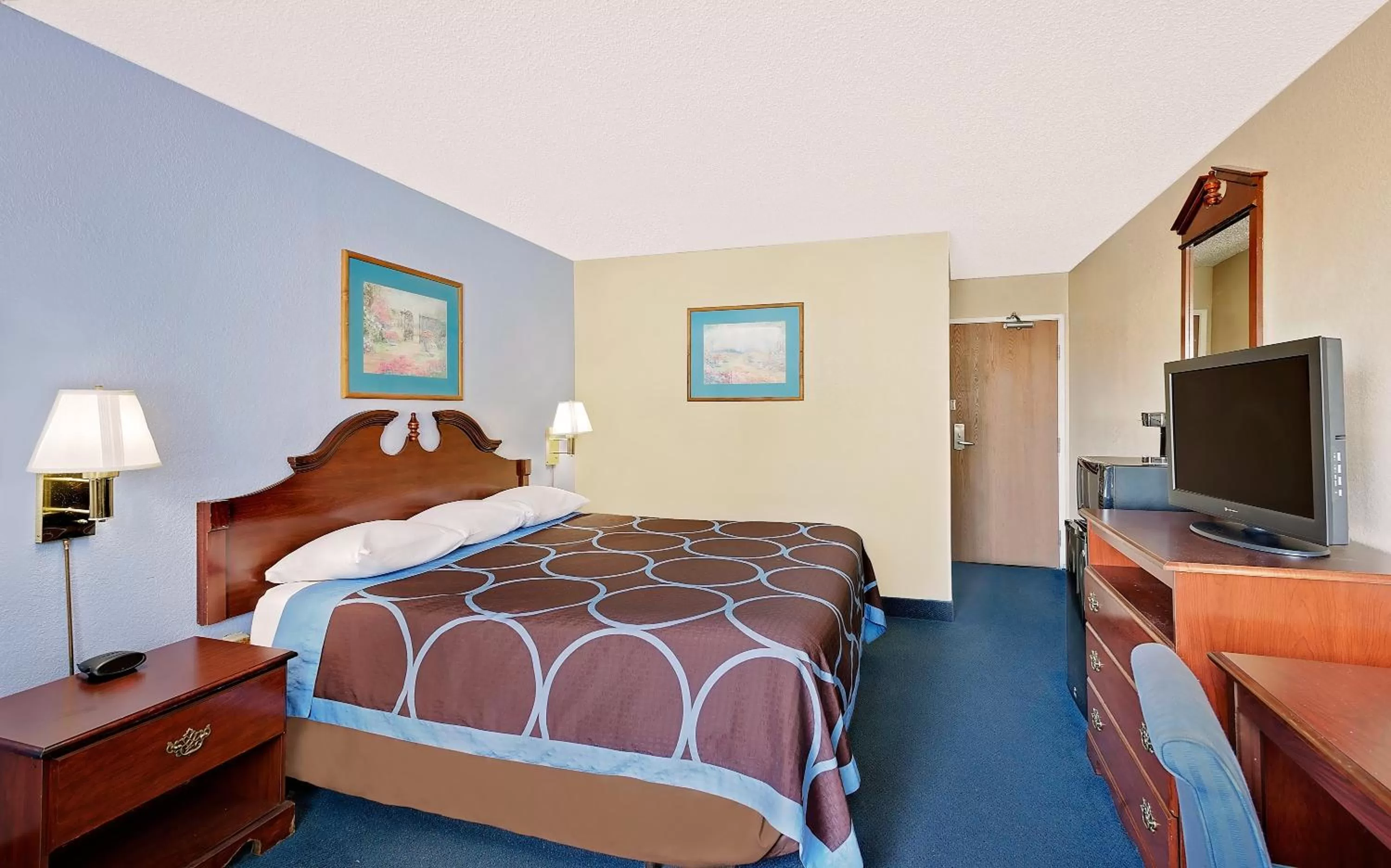 Bed in Super 8 by Wyndham Newburgh/West Point Stewart Intl Airport