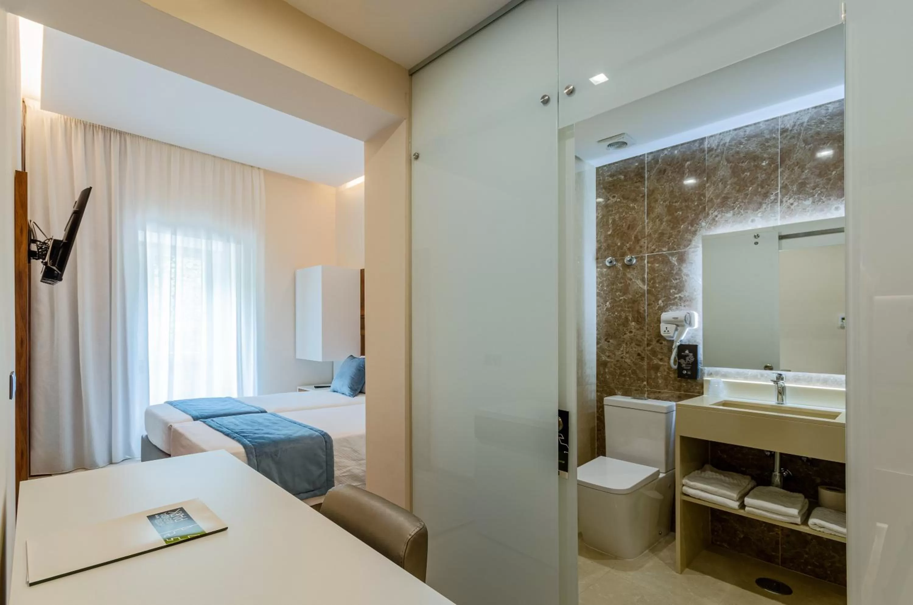 Toilet, Bed in Hotel Avenida Park