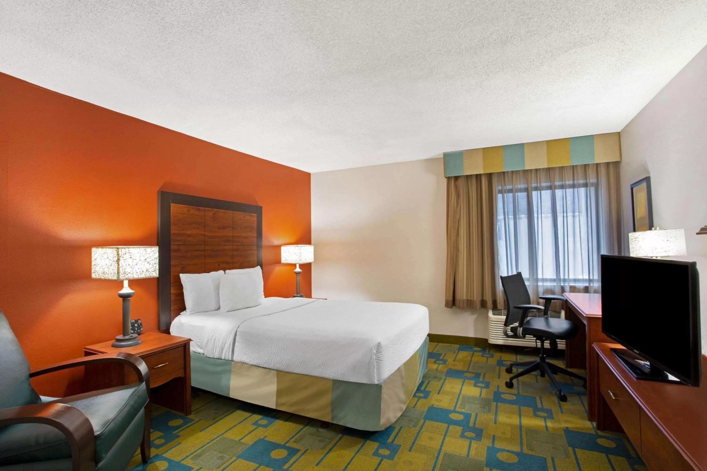 Photo of the whole room, Bed in La Quinta Inn by Wyndham Auburn Worcester