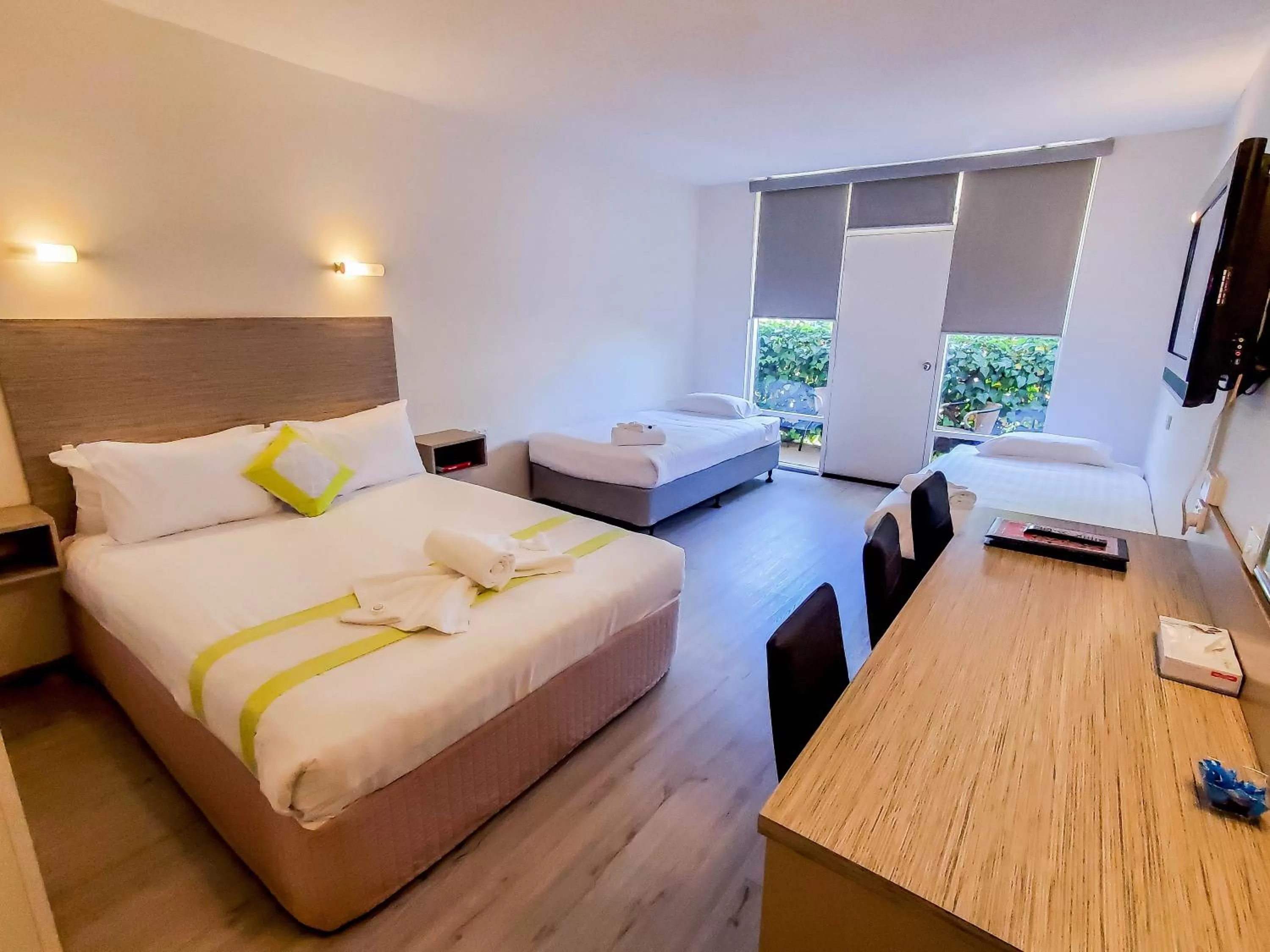 Photo of the whole room, Bed in Sandors Motor Inn