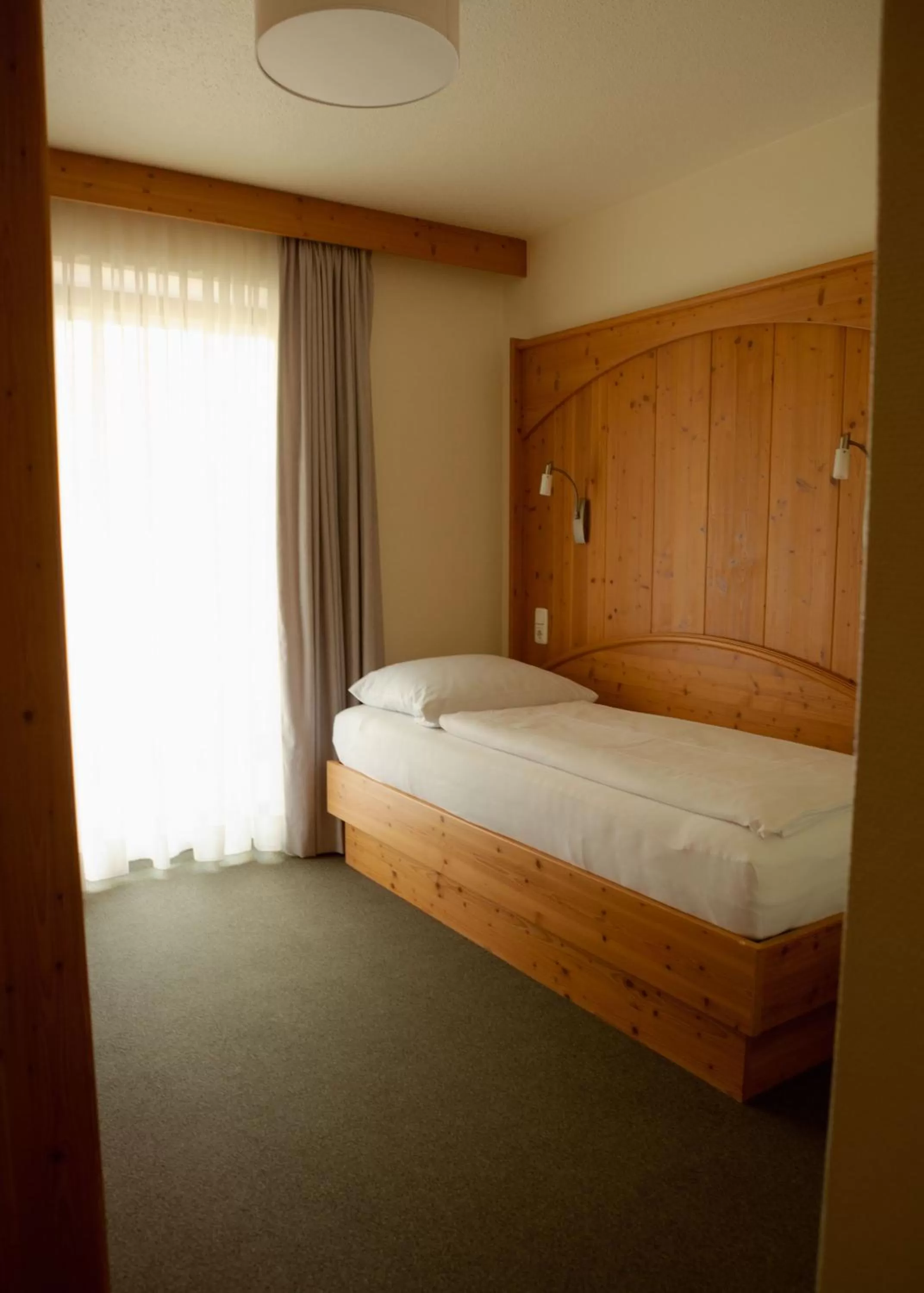 Photo of the whole room, Bed in Strandhotel SüdSee Diessen am Ammersee